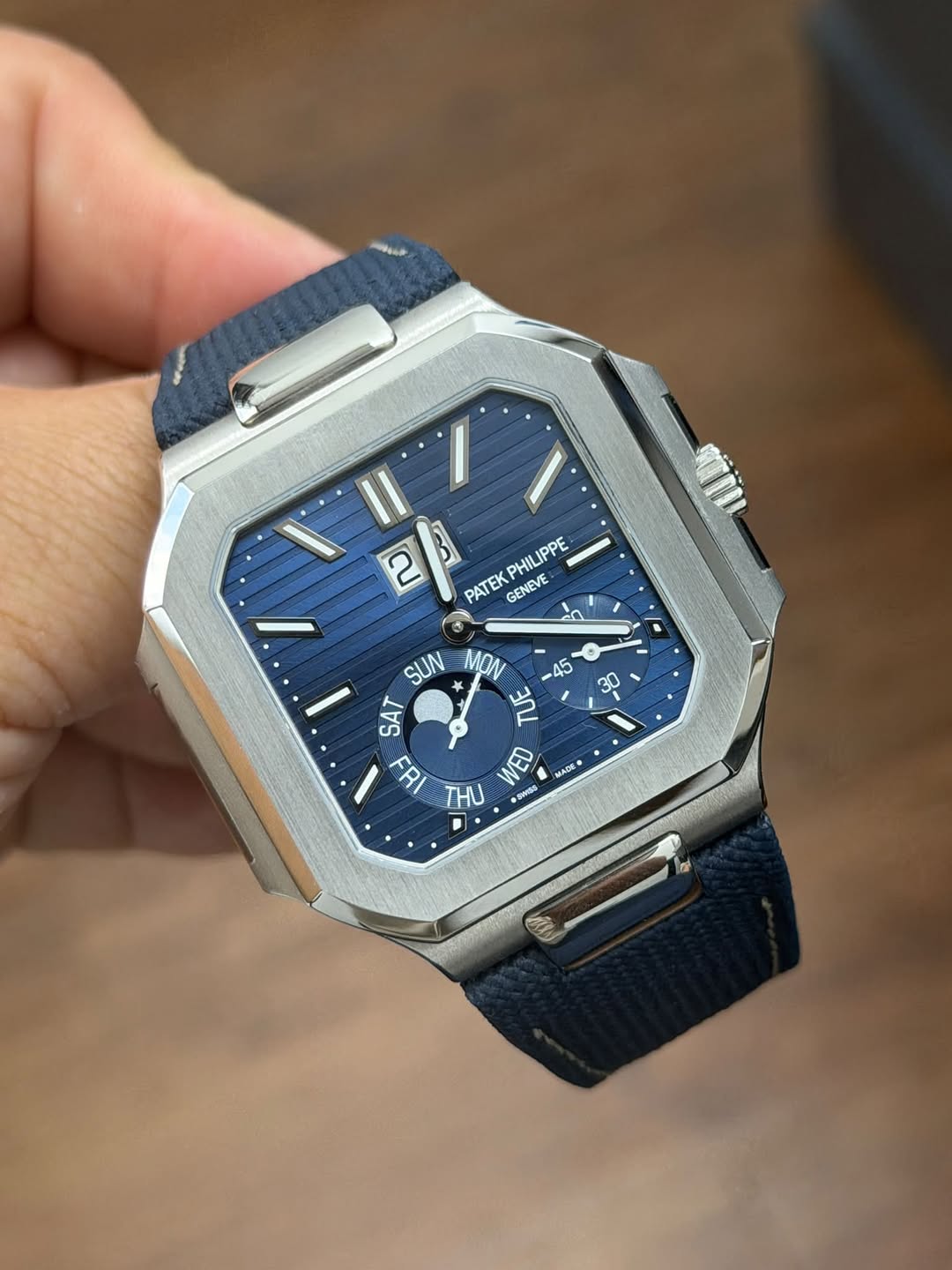 May be an image of digital watch and text that says 'oP I l 2 B PHILIPPE PHIL PATEK GENEVE so 30 SUN MON -45 SAT س TE ب ٢۲ WEU MADE SInSe FI'