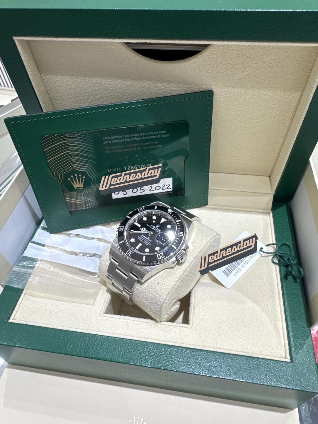 May be an image of wrist watch and text that says '//fednesday 2 ednesday : 스스 4 ትርድ፡ اللم 30 e OZ HO ennesdau ednesday 0-N101992 N10 10D0 000'