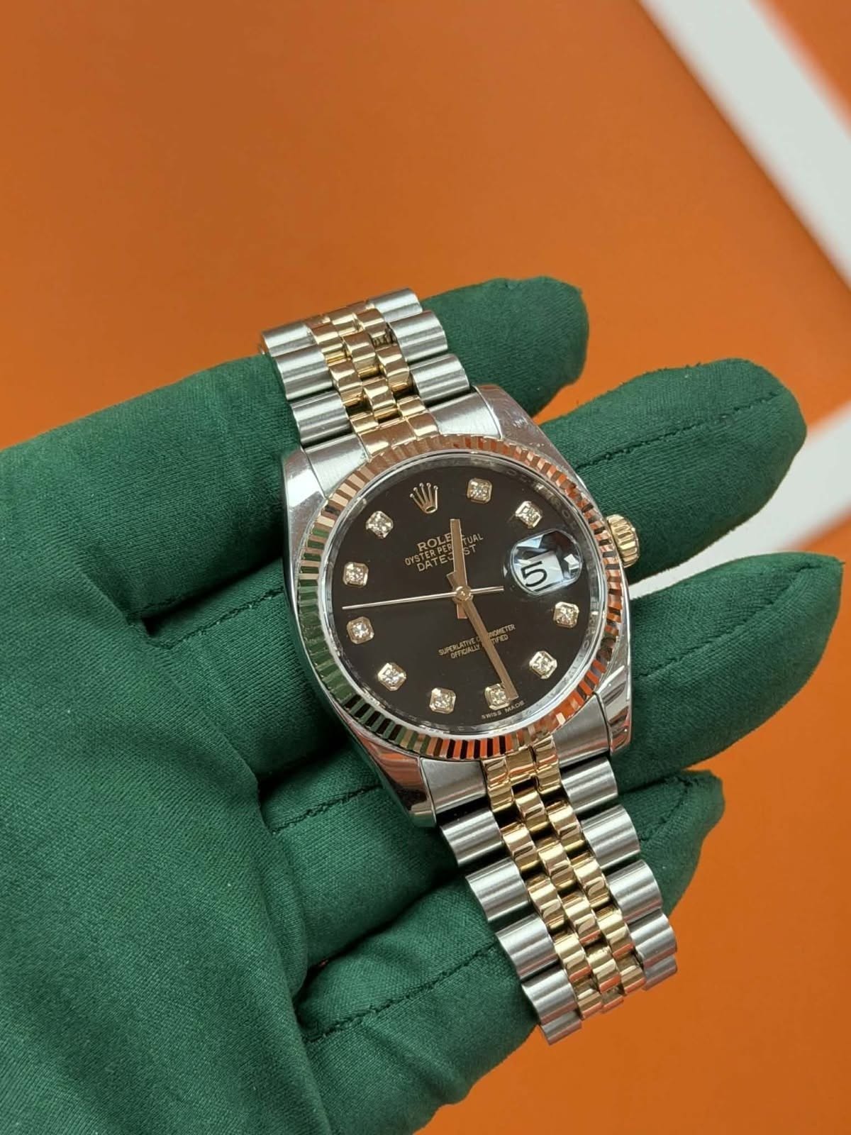 May be an image of wrist watch and text that says '電ン [ሚ #ወሆ 5 I 5 និ'
