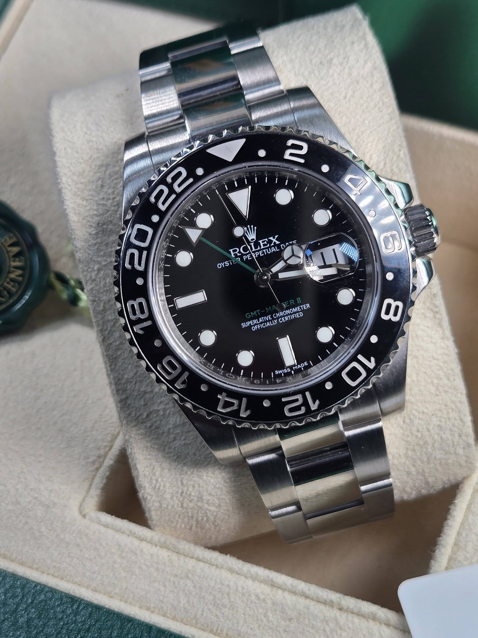 May be an image of wrist watch and text that says 'O 2 E 20 4 O መ ROLEX PETUAL AL CAL P PERPETUAL OYS ИEPOEHH 8 HRONOMETER SUPERLATINVEC SUPER OFFICIALLY CERTIFIED 8 6 MADE KO…