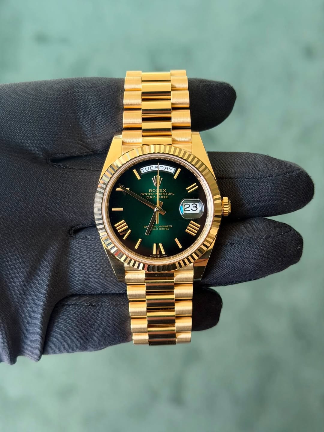 May be an image of wrist watch and text that says 'TUESDAY CDAY RO DAY- ATE ስህ F 0 II 23 អា 部 LLPCIAN VIII I VI UI nI ملد'