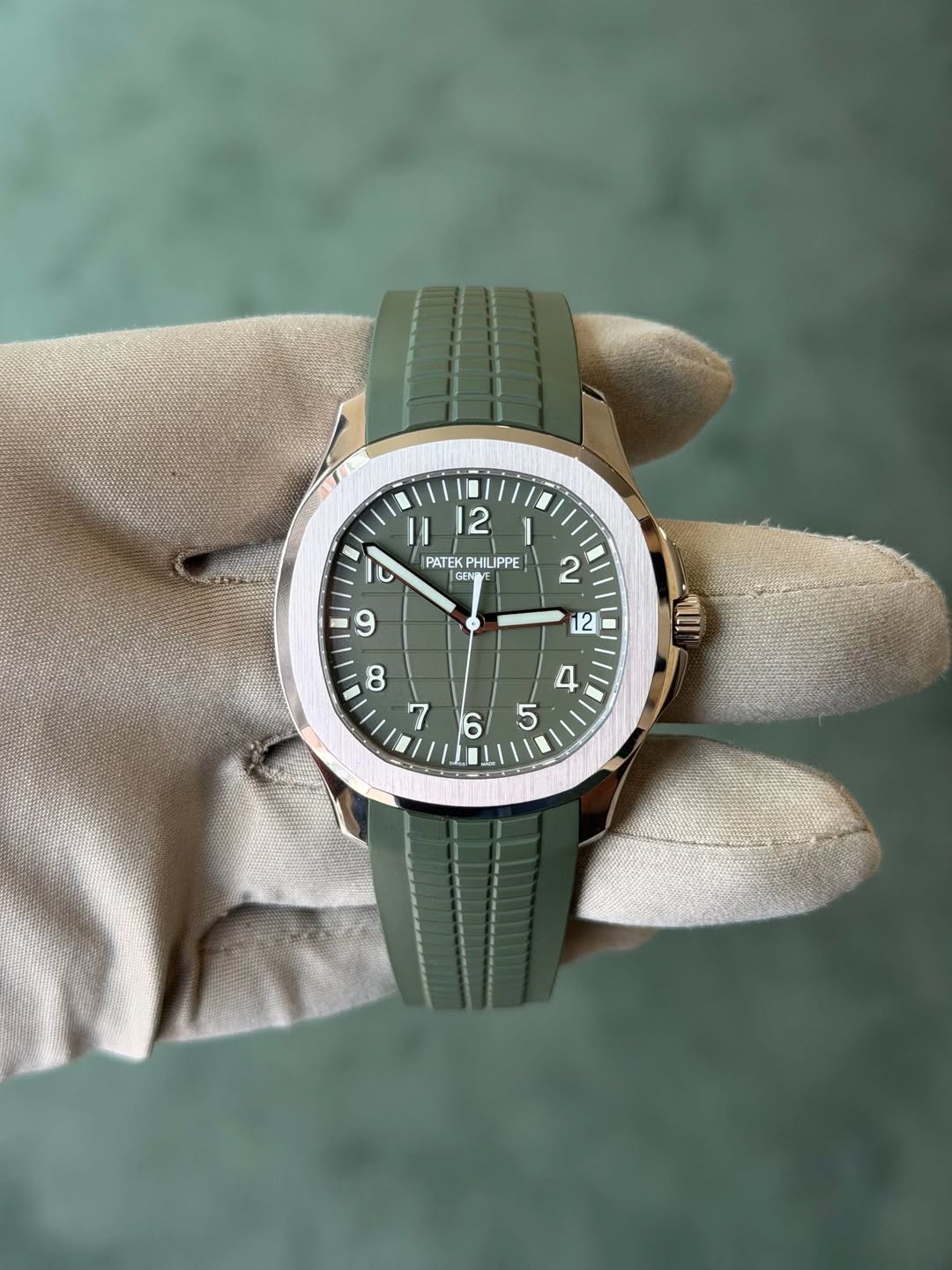 May be an image of wrist watch and text that says '2 1 PATEK PHILIPP GENGLT KILLI 鄄 5 6'