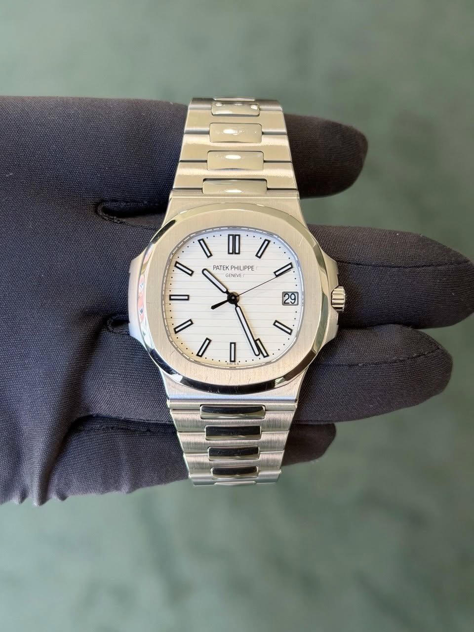May be an image of wrist watch and text that says 'D ١ا١ II I I PATEK PHIUP HILIPPE GENEVE ENEVET I 29 ا D ز ٧ I. S الللا'