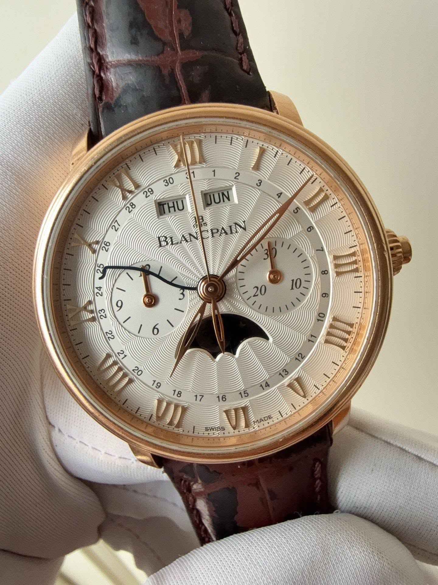 May be an image of wrist watch and text that says 'اح 1 2 ቤማ 3 4 JUN 30 29 28 THU I Yauy / 22 9 6 O 10 01 WH p '