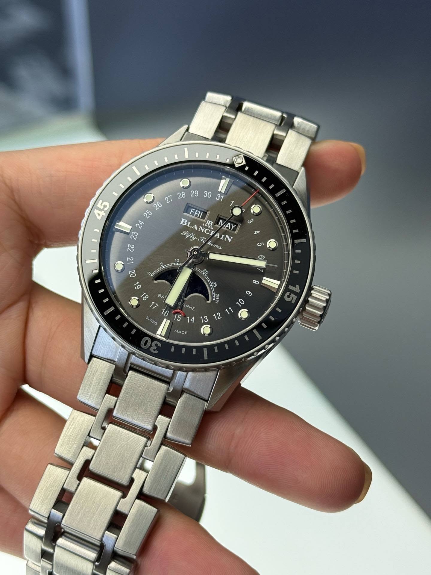 May be an image of wrist watch and text that says ' - FRI 盟 RIBMAY MAY Fiflys npyжBT BLANCFAIN IN 3 ហា टट 21 20 19 တ တ 0 O 1 SP:55 PHE MADE'