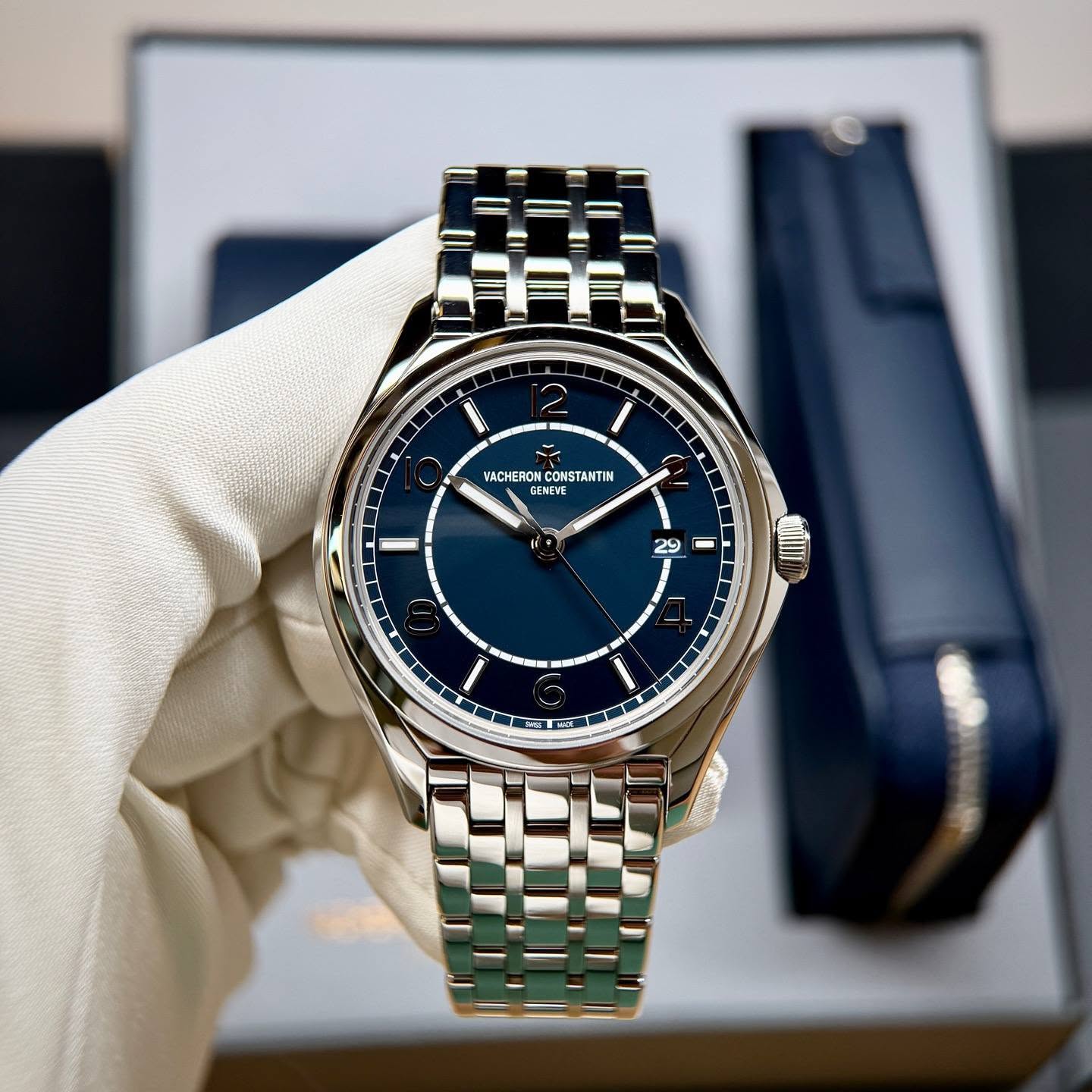 May be an image of wrist watch and text that says '2 I VACHERON CONSTANTIN EENEVE 29 ា 1'