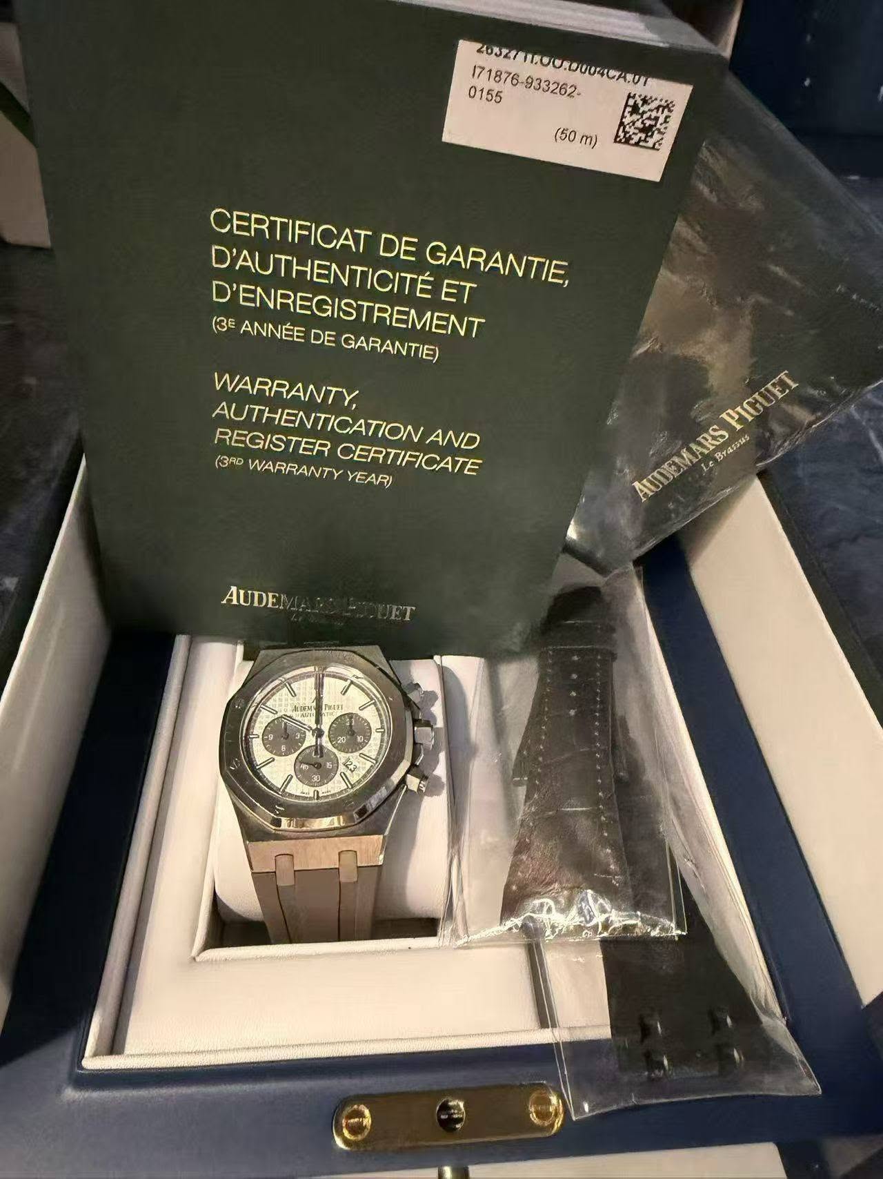 May be an image of digital watch and text that says ' ZUSEE15OUOUR (50 0m) CERTIFICAT DE GARANTIE, ET D'AUTHENTICITÉ D'ENREGISTREMENT (3E ANNÉE DE GARANTIE) WARRANTY, REGISTER…