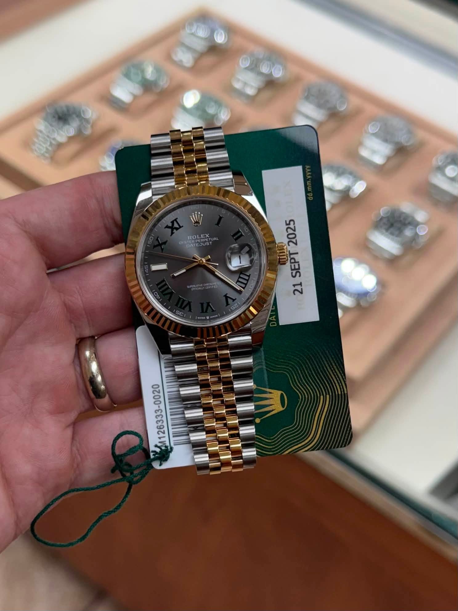 May be an image of wrist watch and text that says 'O0 ROLEX 2 21SEPT2025 SEPT '