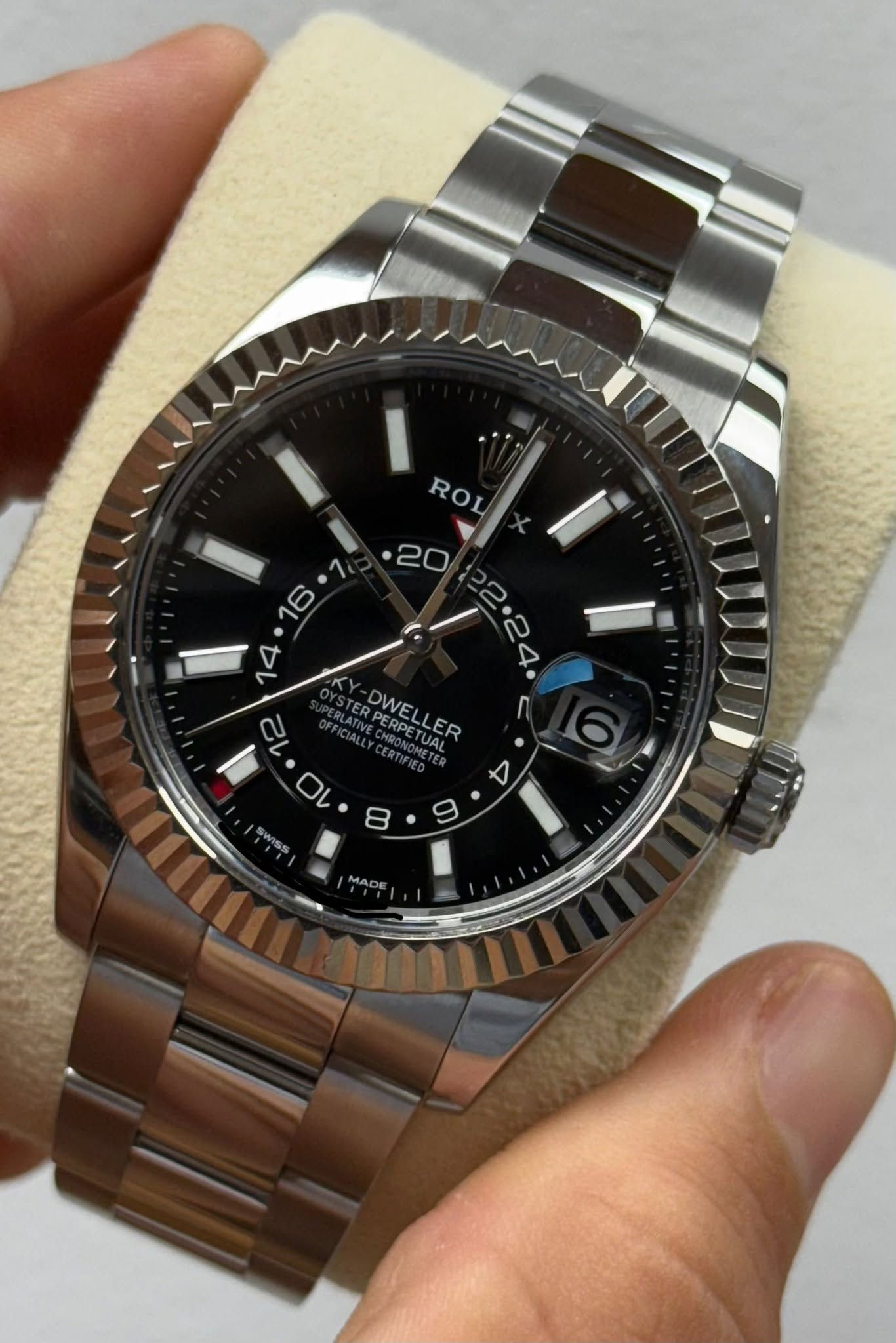 May be an image of wrist watch and text that says 'ROL ROL ΚΥ 12 RLATIVE ERPERPETUIAN RPERPE DWELLER Y-DWELLER DWEI r VECHROMONETER ERPETUAL ERPET 4oHи TUAL METER LER O 10 4 V…