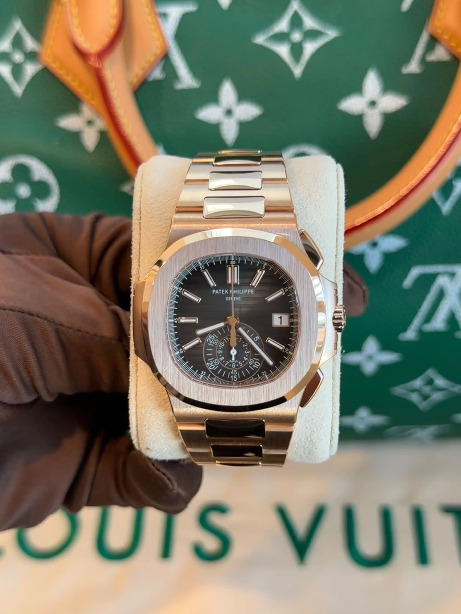 May be an image of wrist watch and text that says '၁ I0 11 PATEK HILIPPE ت *6. T 15 90 I OUTS VUI'
