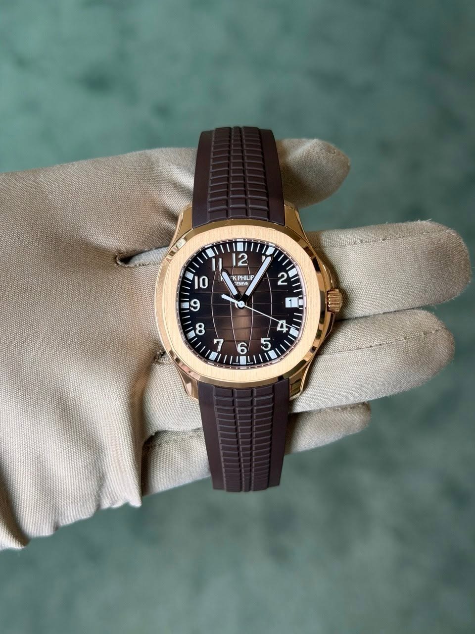 May be an image of wrist watch and text that says 'II 10 12 KPHILF PHIL ENEVE TE EVE '