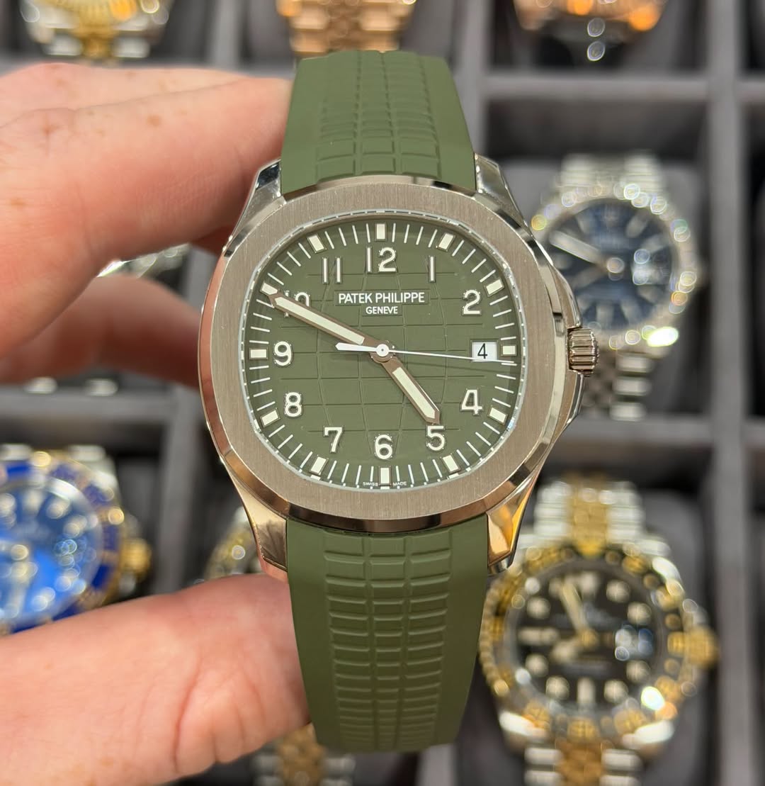 May be an image of wrist watch and text that says '12 I PATEKPHILIPP PATEK PHILIPPE ILIP GENEVE GENEVE '