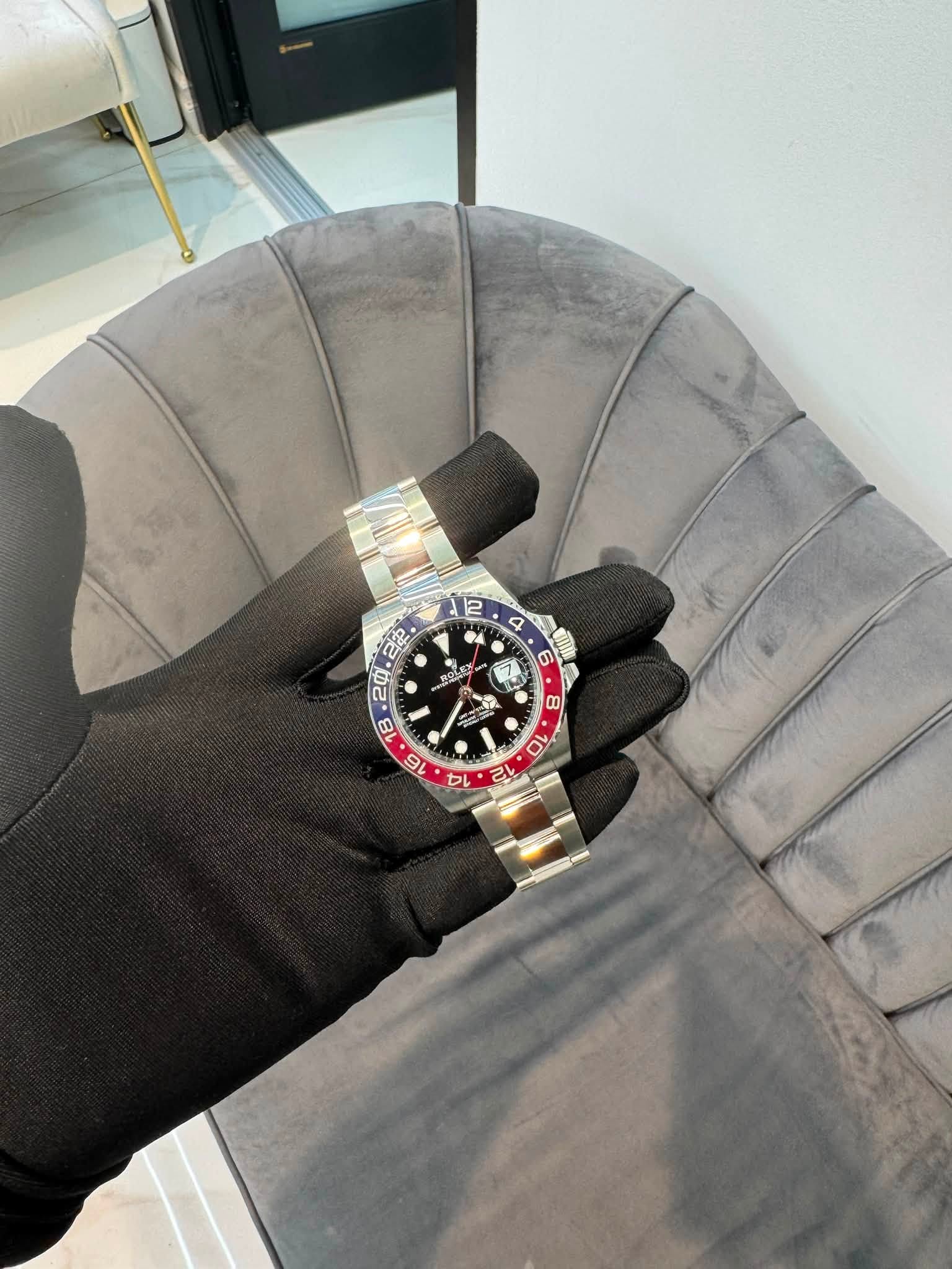 May be an image of wrist watch and text that says '12 4 D 6 ٨ 해요니니7 OLE LEX In フ・ 1 A 2ዉ-22 22 2፴ C ስነ 15 N'