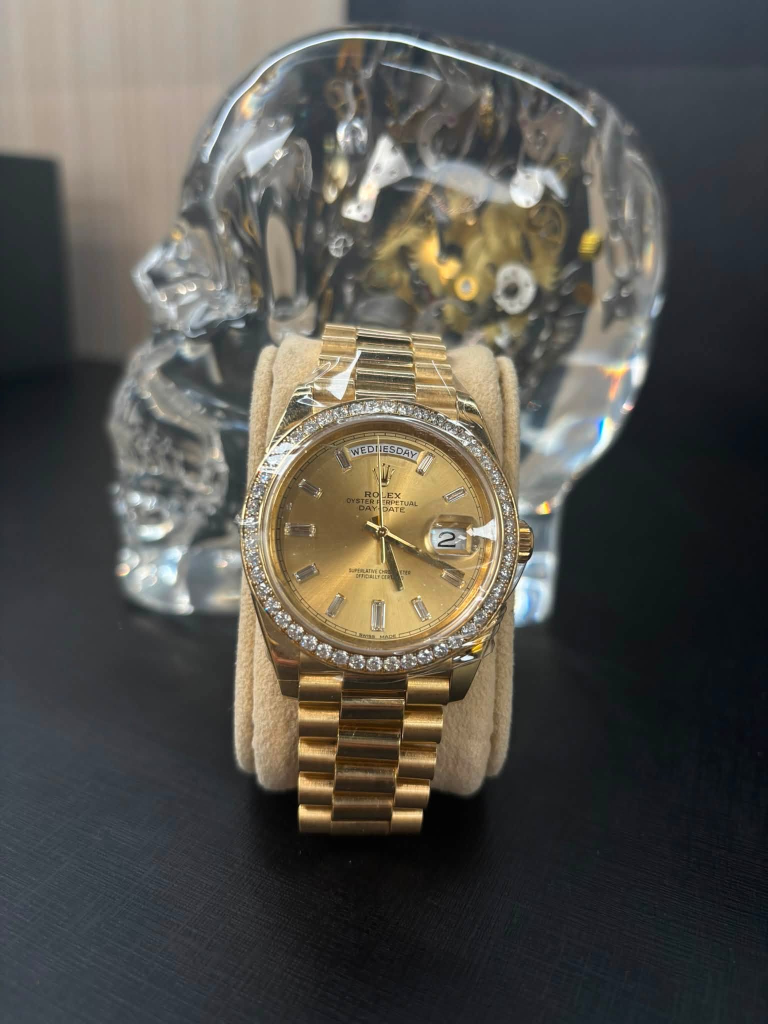 May be an image of wrist watch and text that says 'WEDI WEDİESDAY SDAY i ΘATE I 3 21 2 F A 1 E rmm'