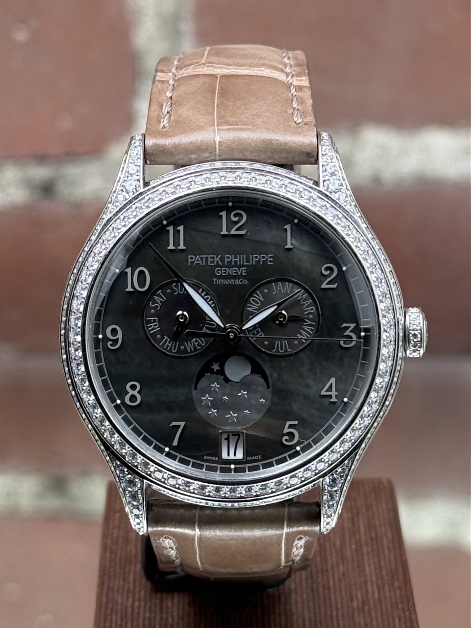 May be an image of wrist watch and text that says '12 11 1 PATEKPHILIPPE PATE PATEKPH IPPE 10 GENEVE FRI 9 ២ KAY بب 8 4 5 11'