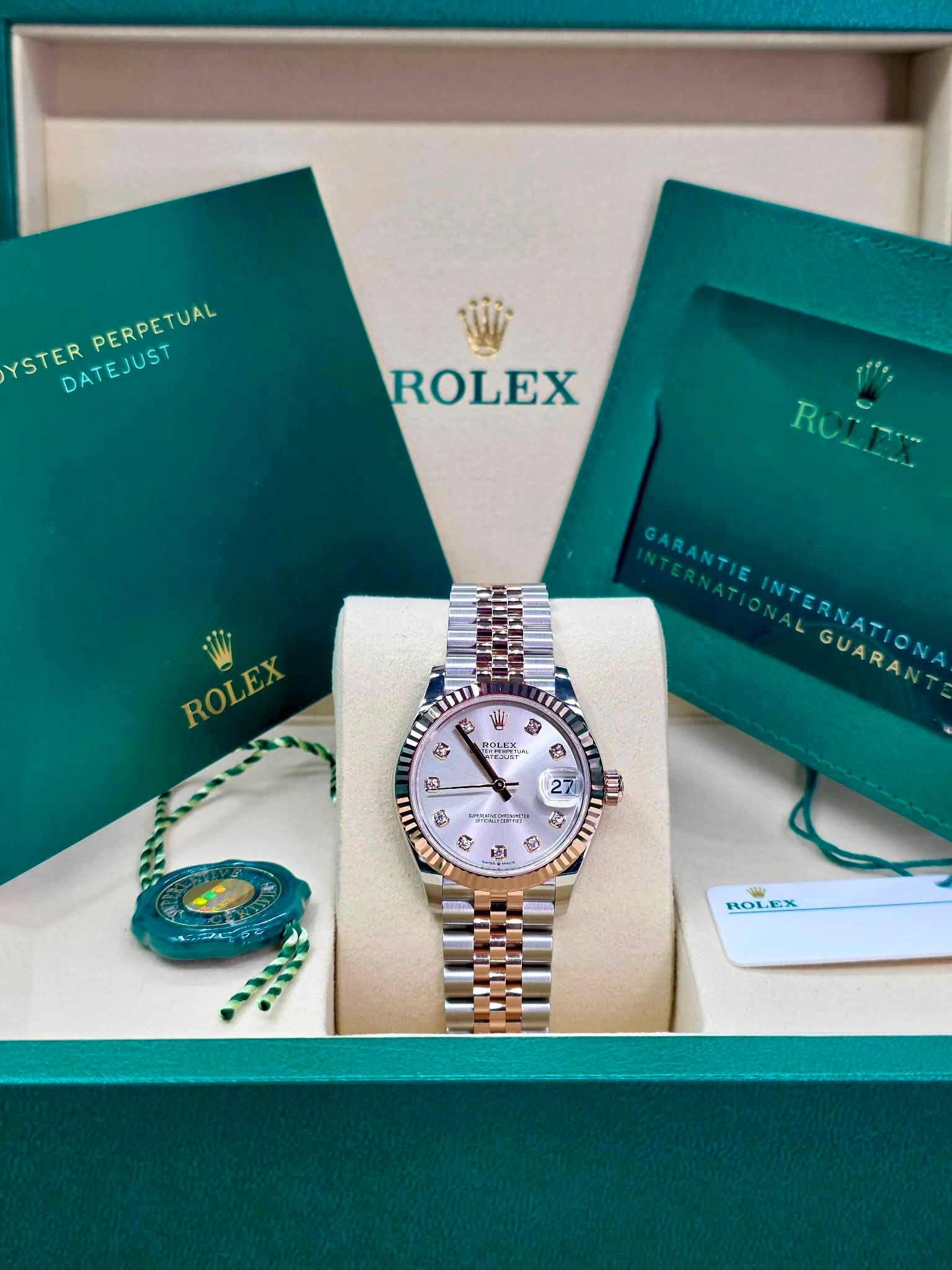 May be an image of wrist watch and text that says 'PERPETUAL YSTER DATEJUST DATEJUST ROLEX RULIX RO ROLEX ROLEX हेর 木 POLEX ေ ceлoй 3 GARANTIE INTERNATIONA GUARANT SECUATION GUARAN…