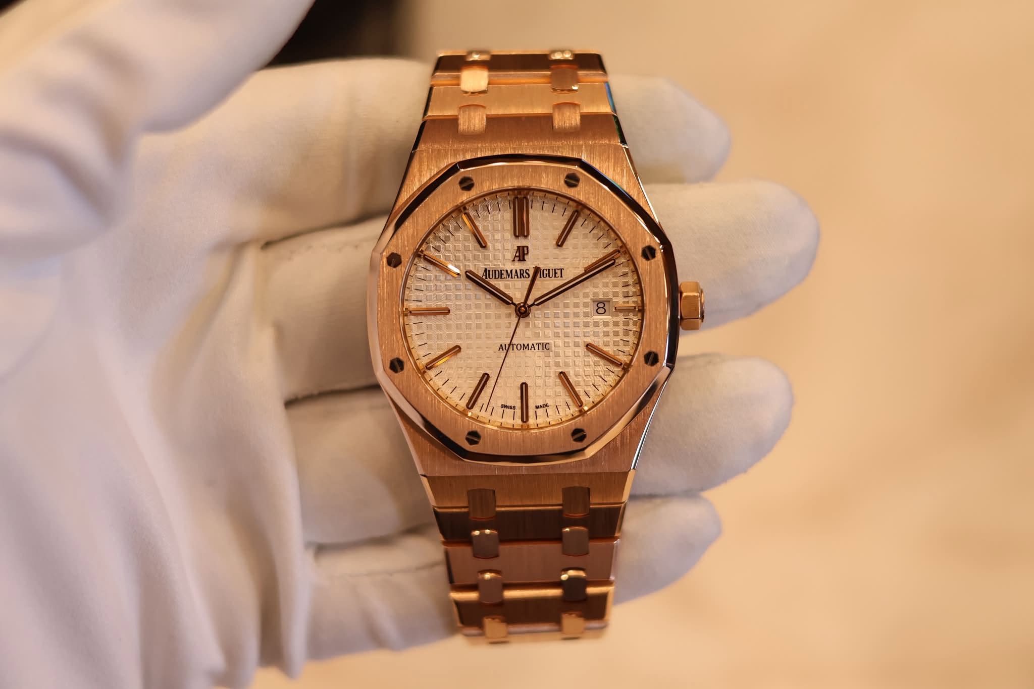 May be an image of wrist watch and text that says '11 DEMARS AUDEMARSGUET JEMARSGUET GUET AUTOMATIC I 7ማ πα A ٣'