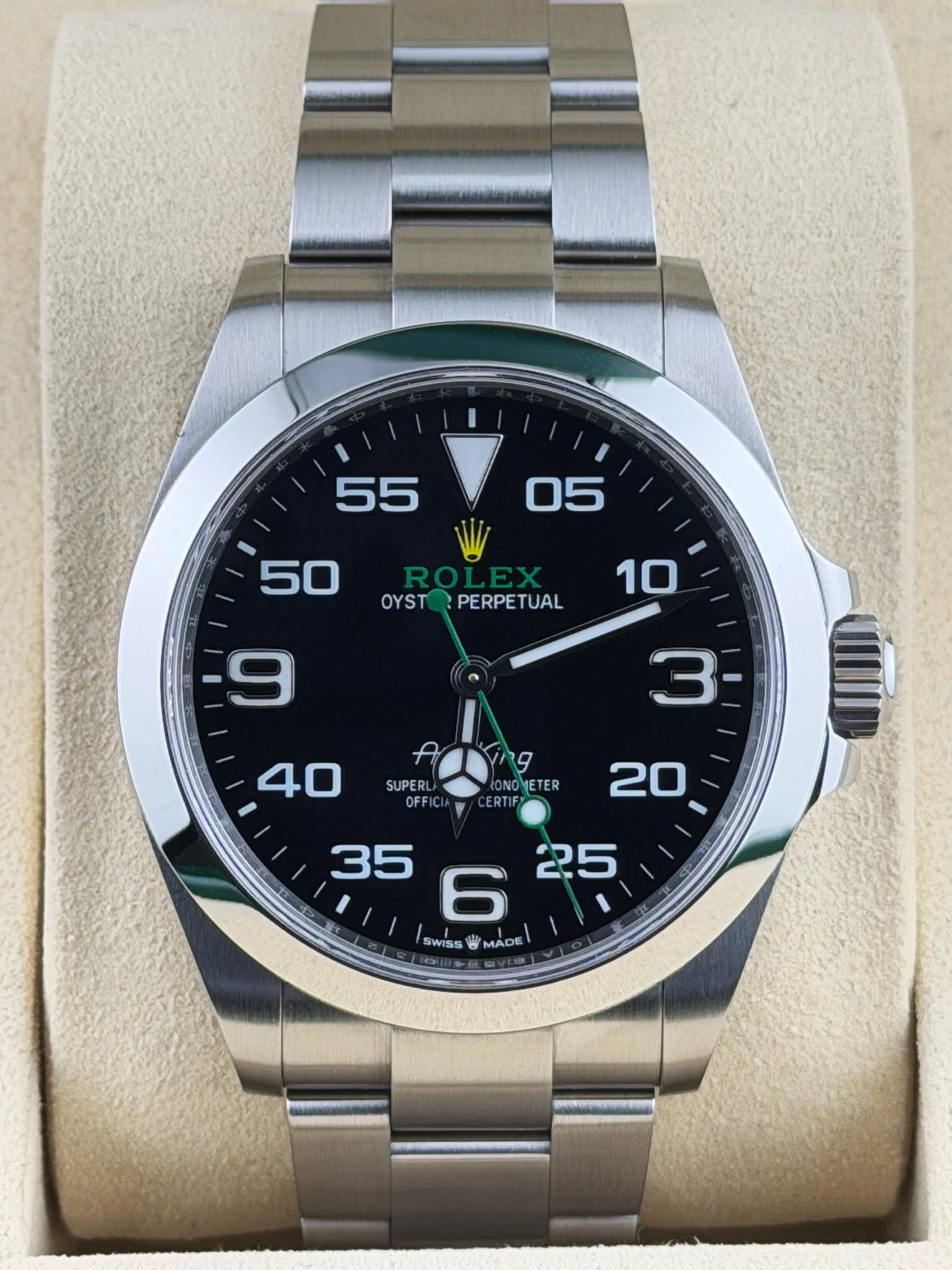 May be an image of wrist watch and text that says '55 05 50 OYST PERPETUAL SUPERL OFFIC ONOVETER CERTIF SWISS MADE'