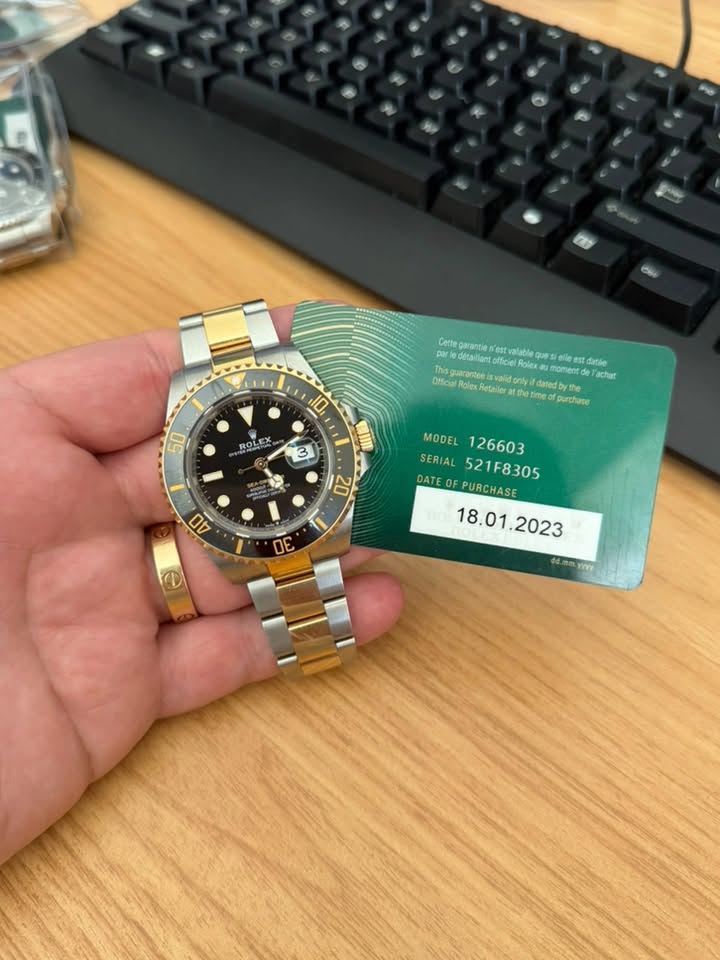 May be an image of wrist watch and text that says 'Certe ditaitlone cofticiel ques elRolex Rolera blexau nomeet datie This Orlica suarantee validonly fdated achar Retailer শ the…