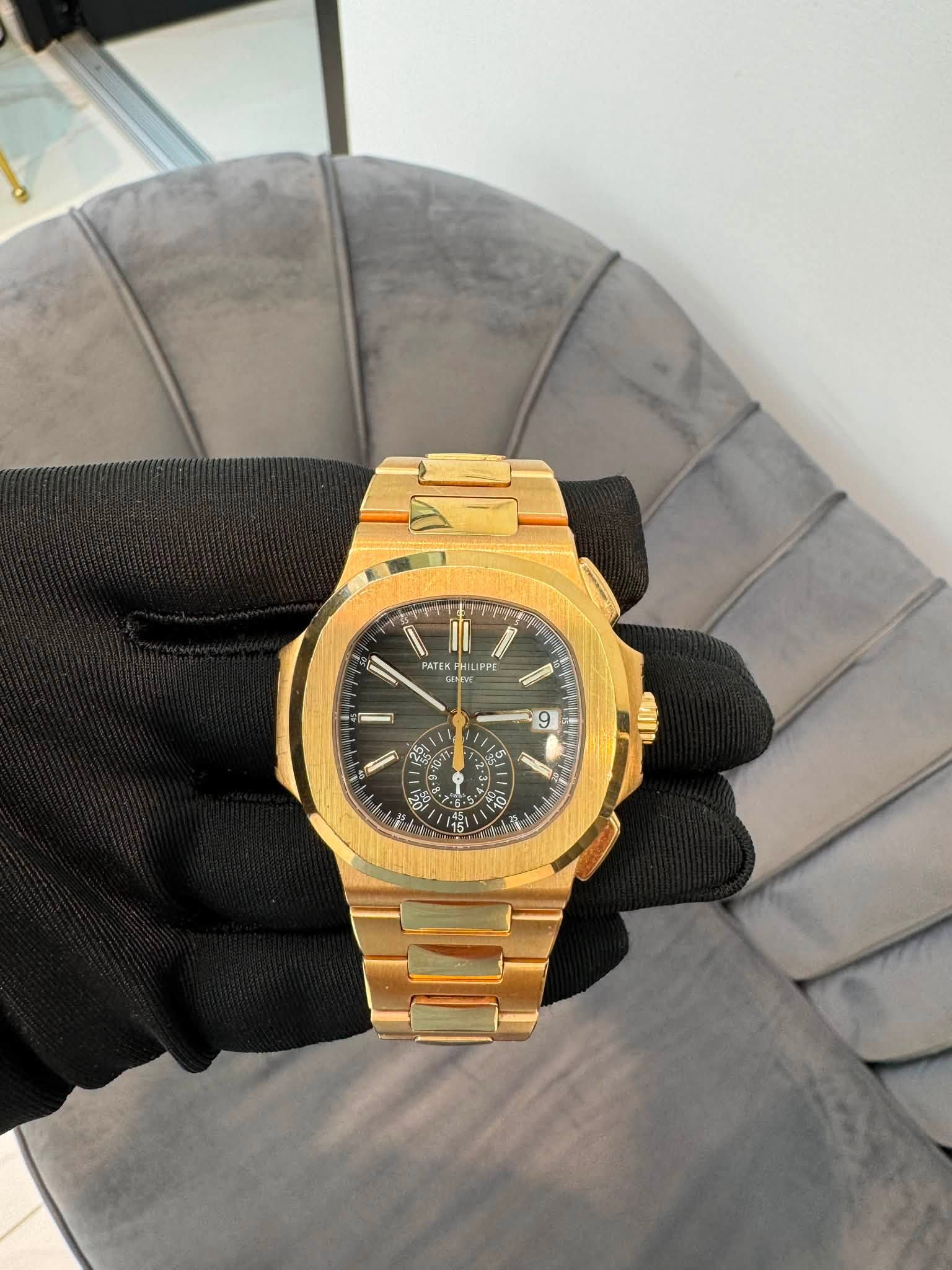 May be an image of wrist watch and text that says '+ IT PATEK HILIPPE 9 / የርንን S tob 0'