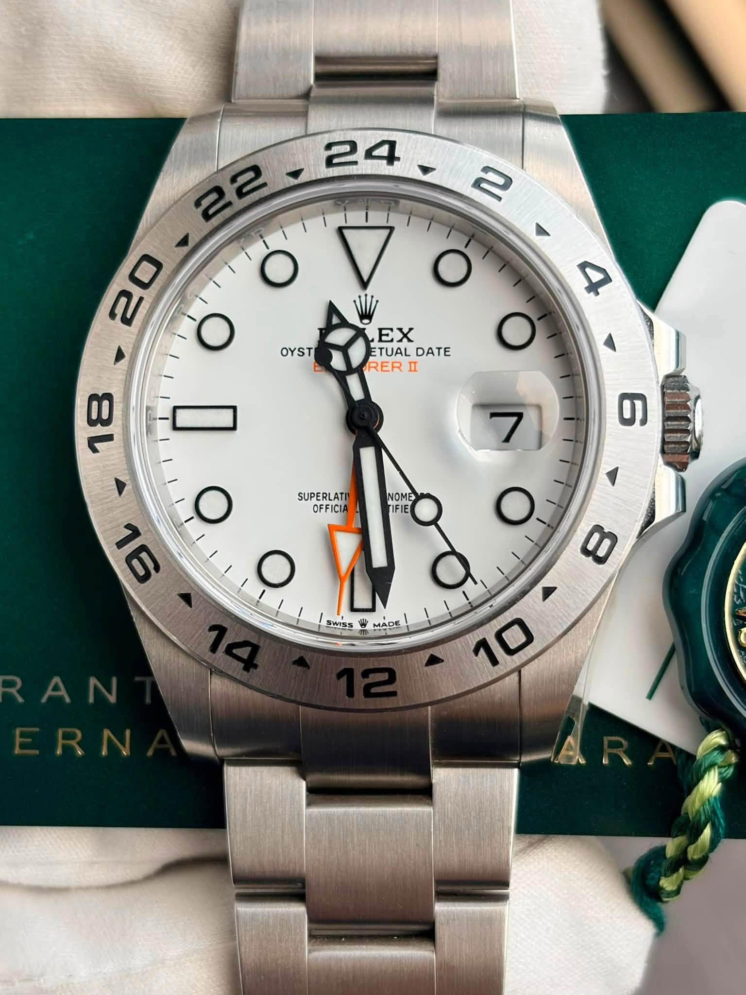May be an image of wrist watch and text that says ' O O O OYST 4 EX ETUAL ETUALDATE DATE RER II 18 I 6 SUPERLATI OFFICI NOME IFIE 7 O O 16 O 8 SWISS 0 MADE 10'
