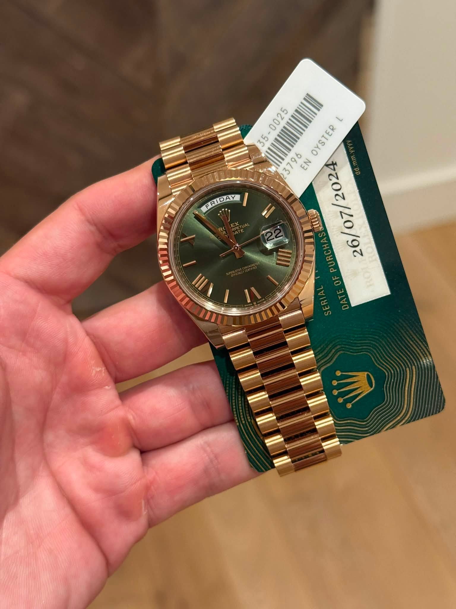 May be an image of wrist watch and text that says 'FRIDAY FRIDAY 0025 L 35 OYSTER EN /2024 LIU III 26/07/2024 26/07 ΝΟΥ III'