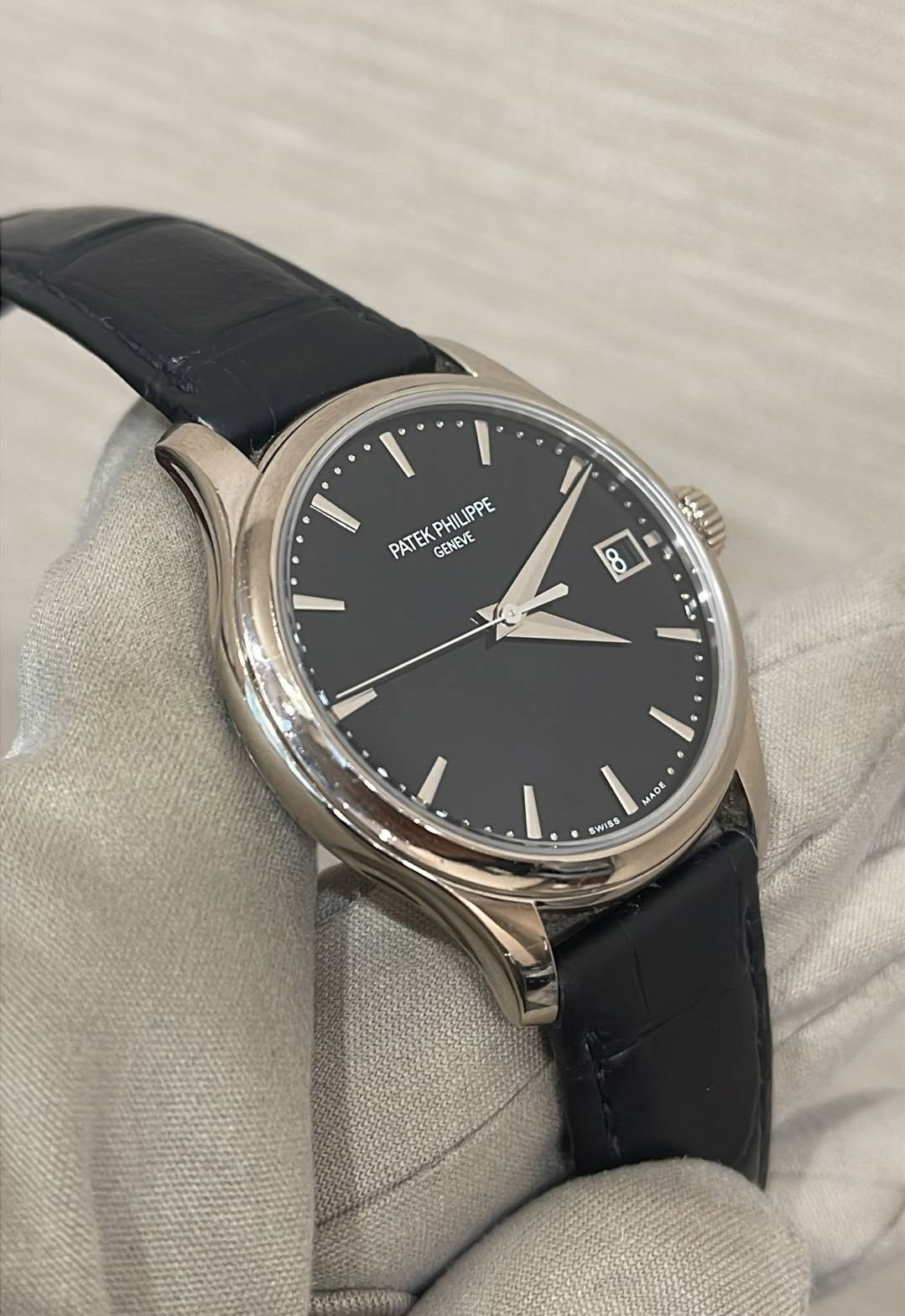 May be an image of wrist watch and text that says '۰ l' I PATEK GENEVE PHIL PHILIPPE 8 A小 MADE WISS'