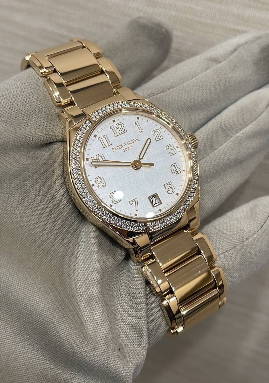 May be an image of wrist watch and text that says '12 16 1 ו? 11 PATEK GENEVE PHILIPPE (نن a ਹਰ 2 禮 UO O R 7'