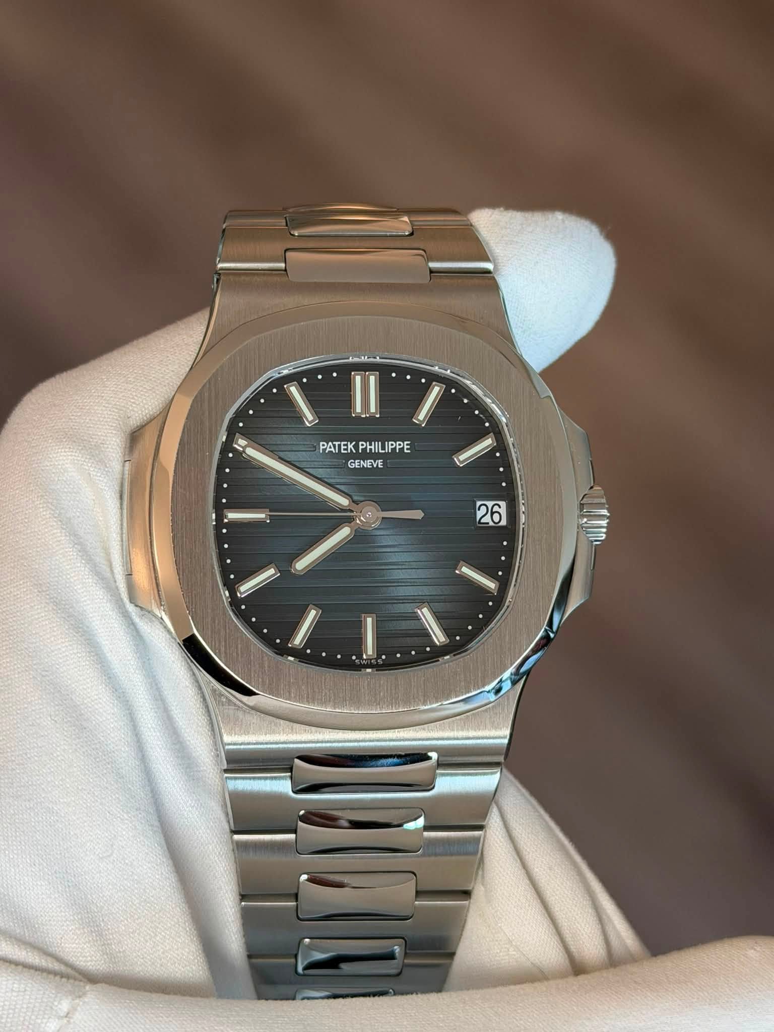 May be an image of wrist watch and text that says 'L II I PATEK PHI PHILIPPE PATEKPHILIPPE IPPE GENEVE 26'