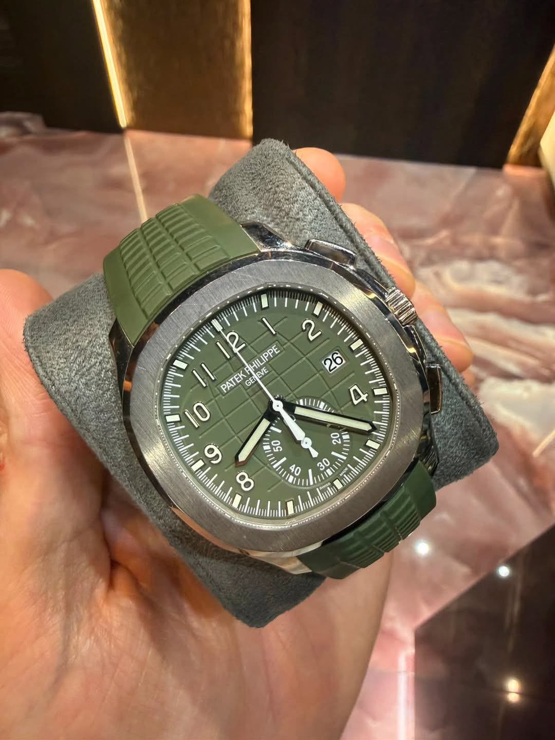 May be an image of wrist watch and text that says '2 HILIPPE IPPE PATE GEN GEDE EVt FREVE VE o 2 2 و d =0 L Ερ 50 20 2 HE 30 nnnm و mlul 0 A 0'