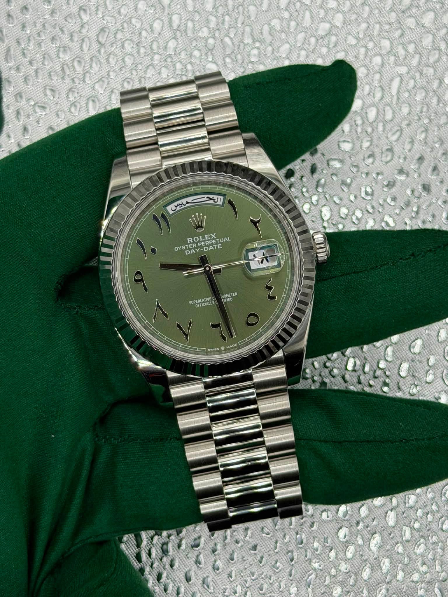 May be an image of wrist watch and text that says 'مایس الحي الفحر ROLEX PERPETU OVSROLEXTUAL 스 UAL OYST OYSTER DAY-D DATE DATE DAM STERPER DAY-DATE DAY ل١ NOHETER RAROE St'
