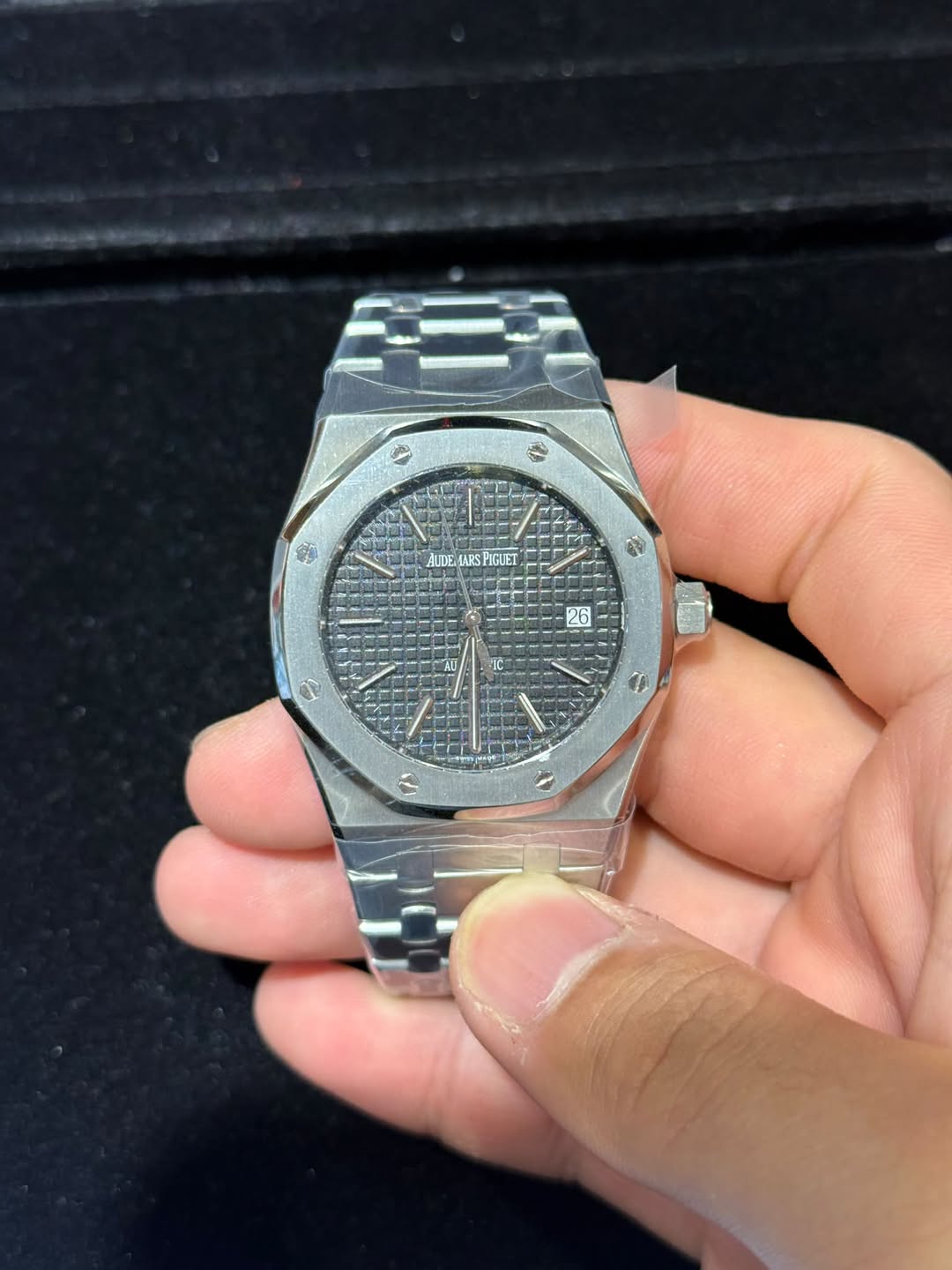 May be an image of wrist watch and text that says 'AUDE PIGUEI 26'