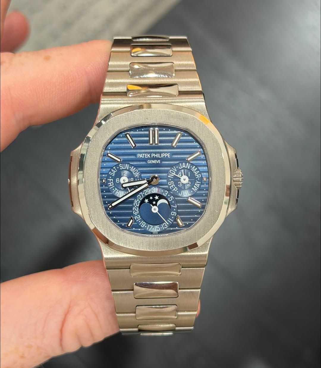 May be an image of wrist watch and text that says '广ヒ/ PATEKPHILIPPE LIPPE PATE PHILIPPE GENEVE SAT SUM כס PF I IR JAN MAA. な MA ۱۰ SEP 27 29.3H . B 19. /7:15 15'