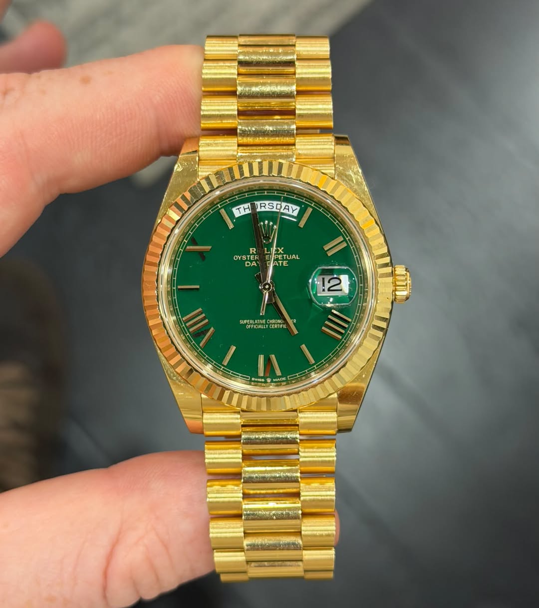 May be an image of wrist watch and text that says 'TH RSDAY - OYS OYSTER STR R DAY DA 10 EX PETL FTE ETUAL AL UA TE SUPERLIIN ดมลลมอิ GETCIAL CERTF !2 IIII 1'