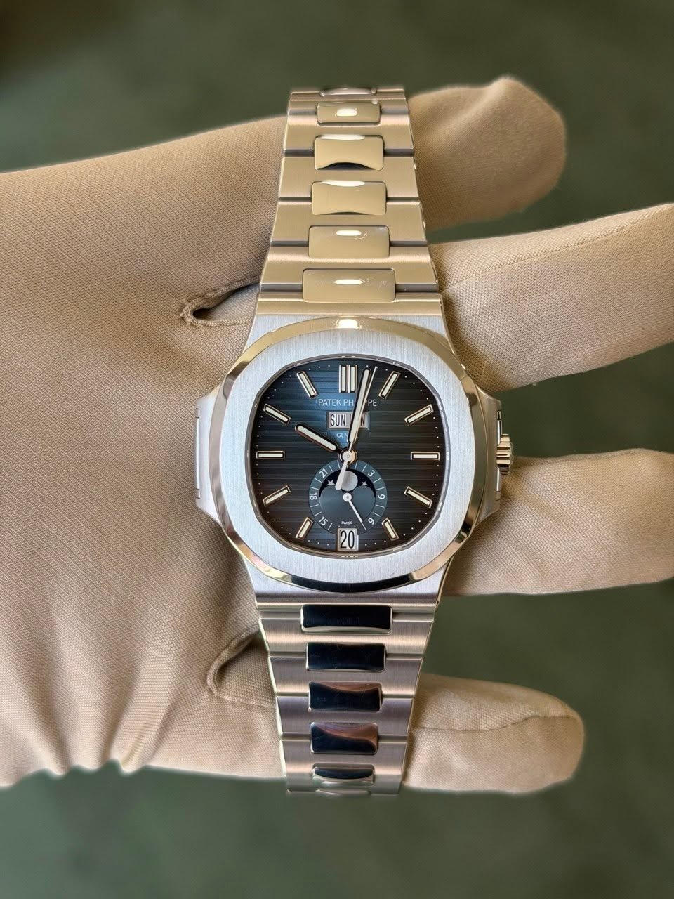 May be an image of wrist watch and text that says 'PATEKP ل 一 SUN SUN GEN I 21 3 3 ل f 9 क Q I I = 20 / I'