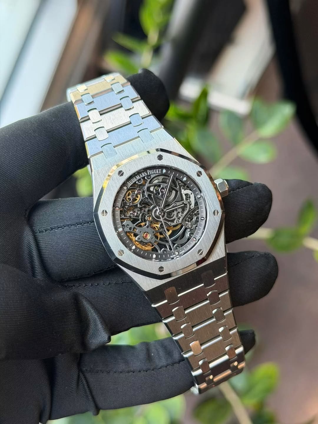 May be an image of wrist watch and text that says 'ALDEMARS PIGUET 1 ل 2 S น O'