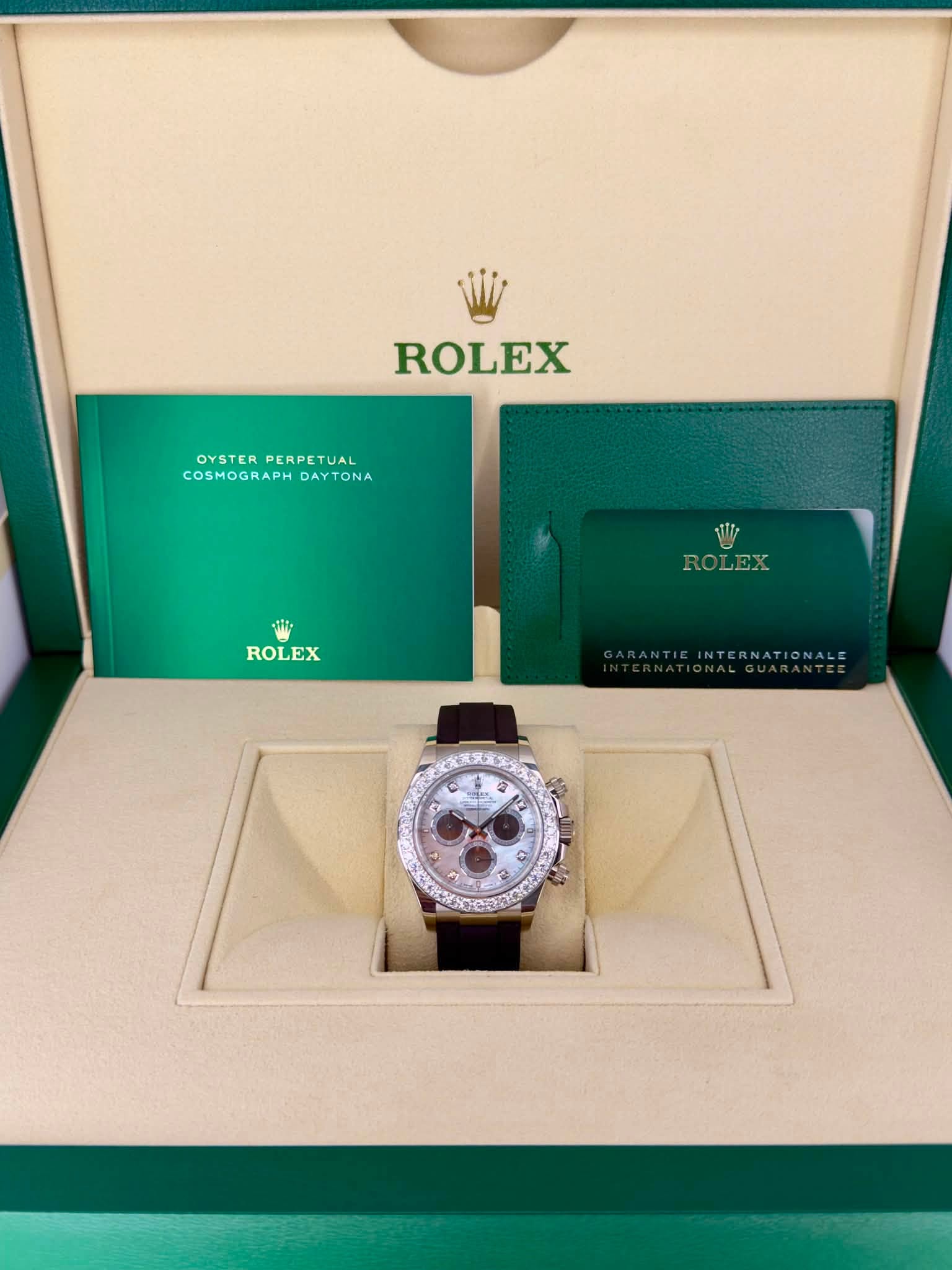 May be an image of wrist watch and text that says 'ROLEX OYSTER OYSTERPERPETUAL PERPETUAL COSMOGRAPH COSMOGRAPHDAYTONA DAYTONA TP ROLEX ROLEX GARANTIEINTERNATIONALE GARANTIE…