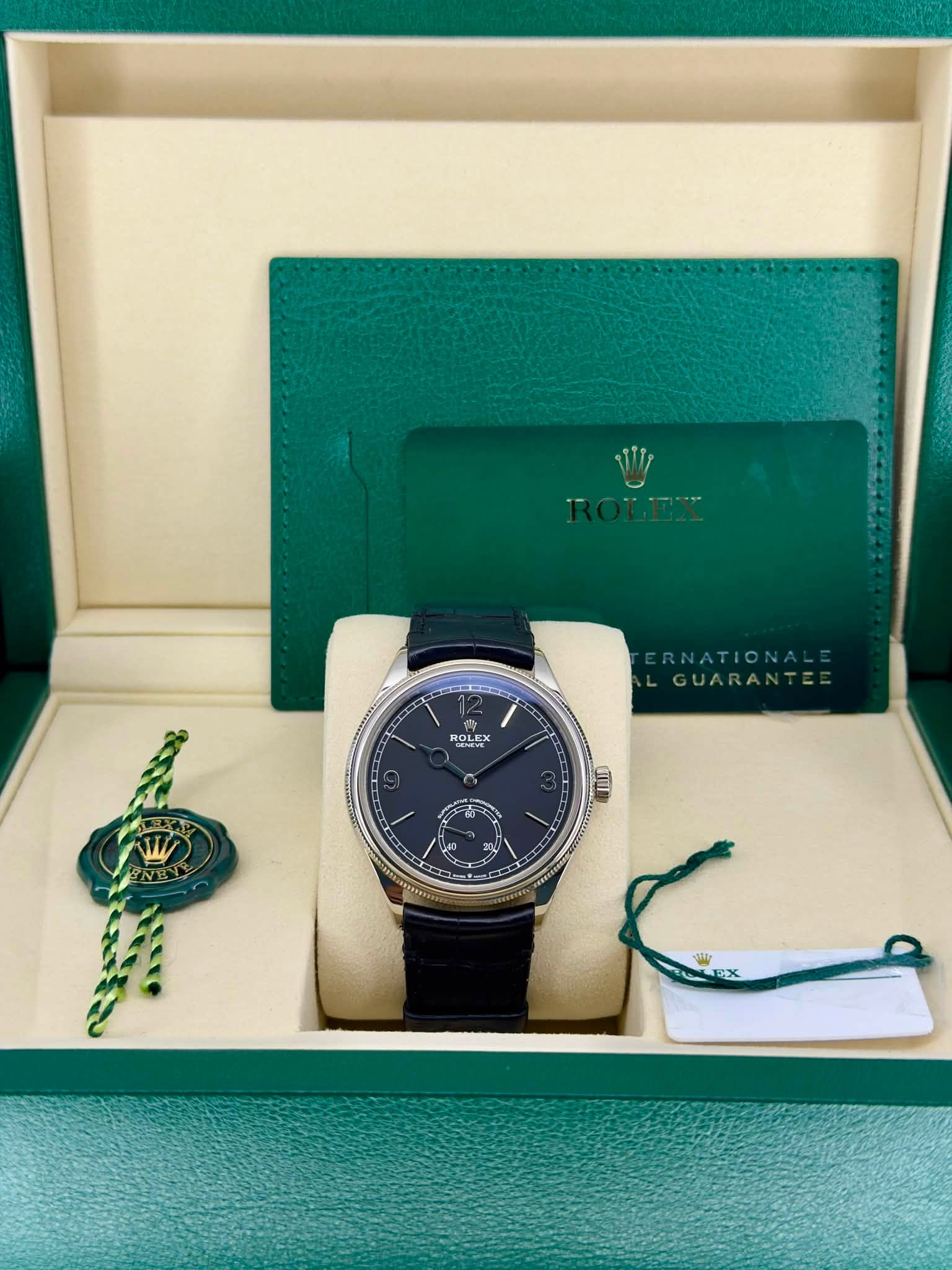 May be an image of wrist watch and text that says 'ROEVE ĐUNE ROLEX ERNATIONALE GUARANTE ហ INEL ه H ف មូ ay ΣΣΣ جاد GLEX BX'