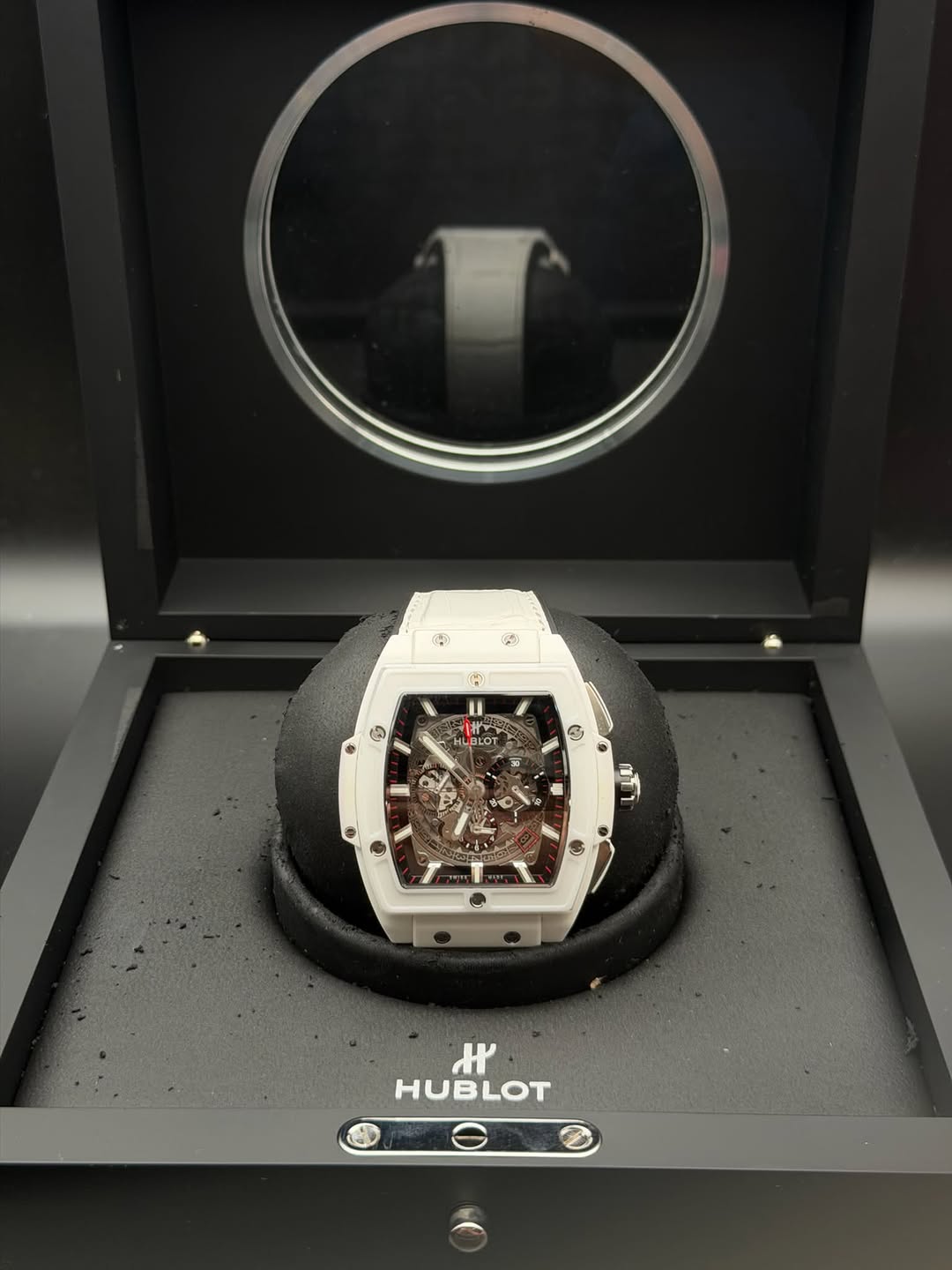 May be an image of wrist watch and text that says 'ප కు ® A 口 / BLOT ርት C و ១ញ I 5 ط ስኘ H ۴ HUBLOT'