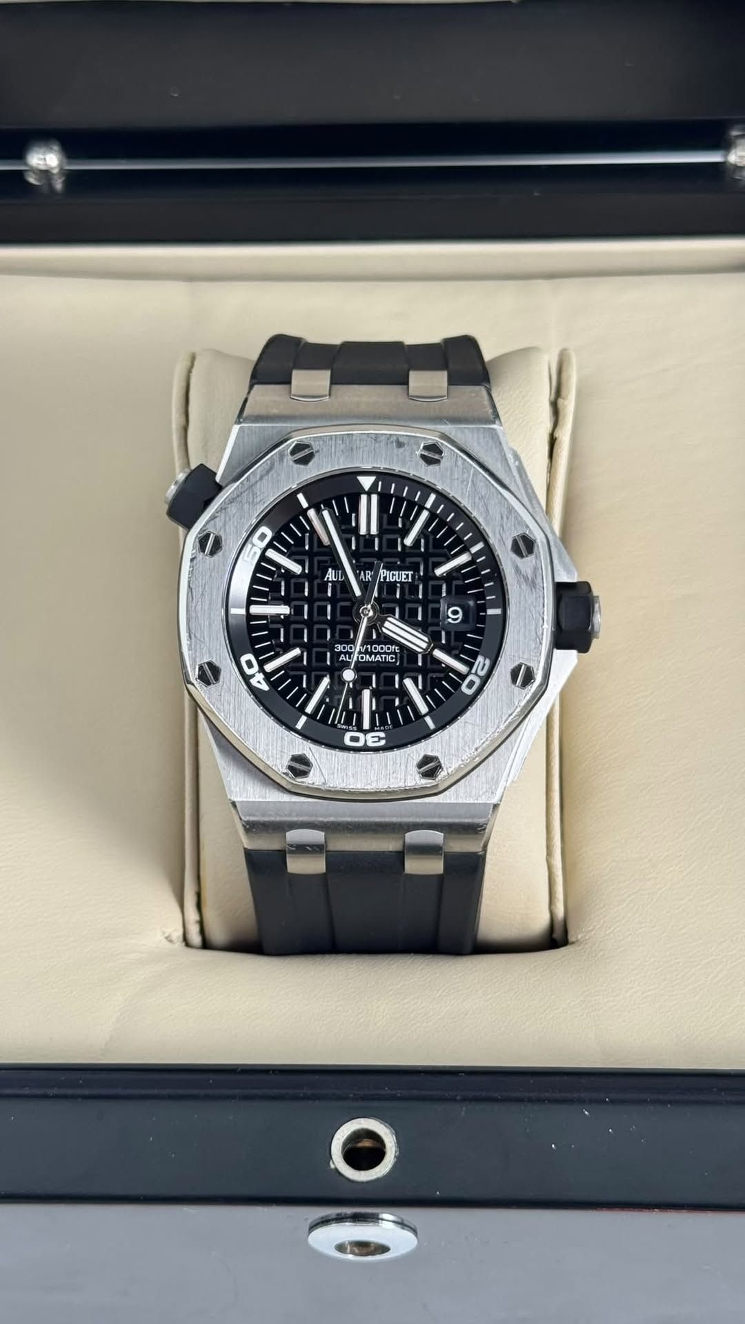 May be an image of wrist watch and text that says 'AU PIGLET 9 aate LITOMATIC ЛATC 40 20 ល 0ε'