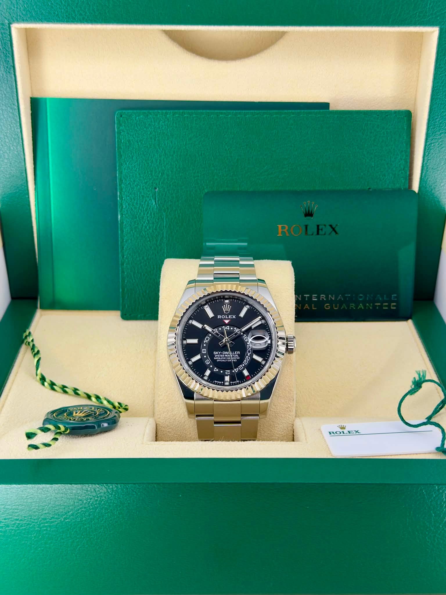 May be an image of wrist watch and text that says 'ROLEX x 2 生 îm 3r ROLEX EGX RLOI'