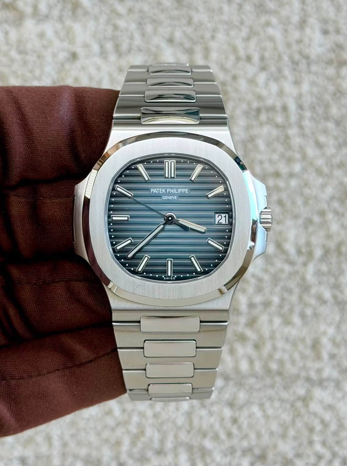 May be an image of wrist watch and text that says '-1 በበ I PATEK PATEKPHILIPPE PHILI PHILIPPE GENEVE 21 I. أ I'