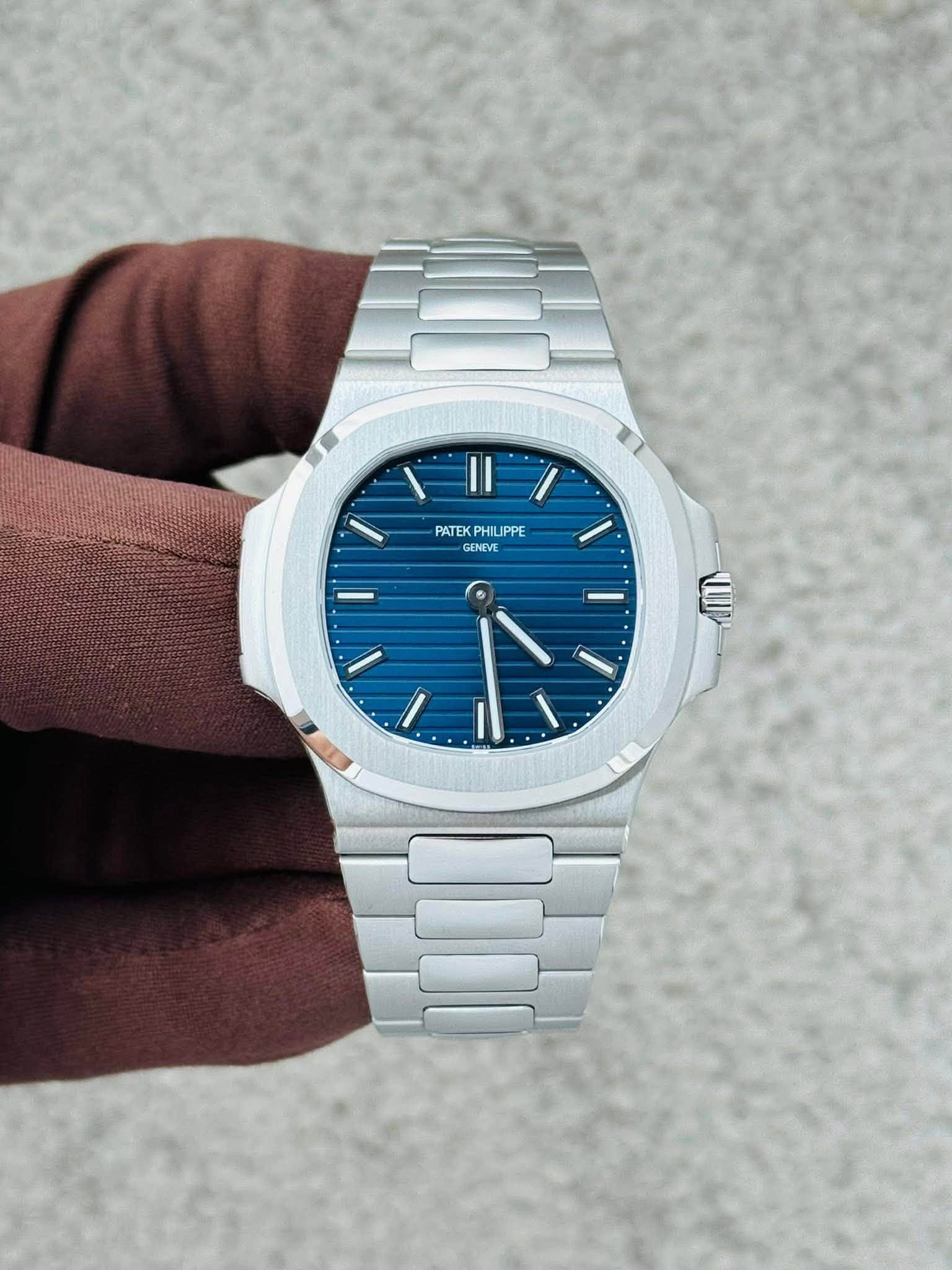 May be an image of wrist watch and text that says '١ PATEK PATEKPHILIPPE KP PHI LIPPE GENEVE'