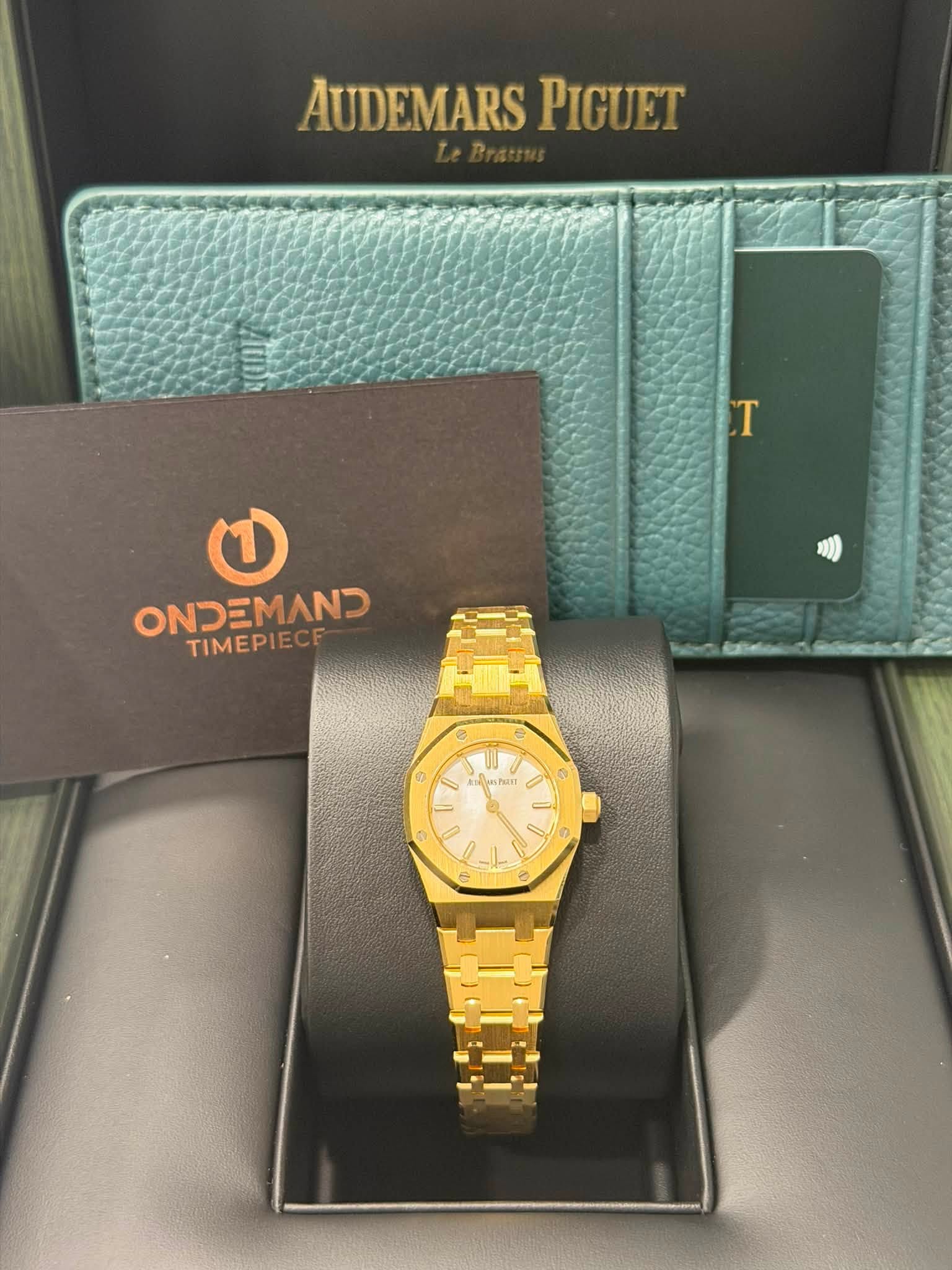 May be an image of wrist watch and text that says 'AUDEMARS PIGUET T ។ כמס TIMEPIECF 끼 D Pun 1ePи ll S 7 2'