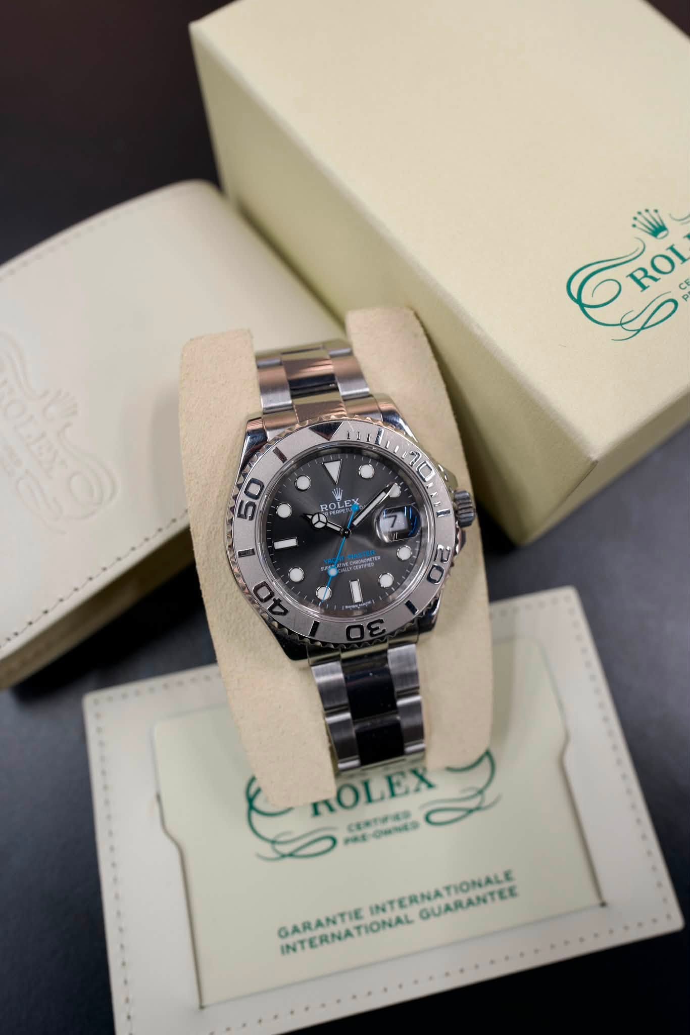 May be an image of wrist watch and text that says 'أفبه ROI LI!! 10 LE ROLE 50 ออง ۱ 20 2 40 nOLEX CENTIIES S PRE CaNED GARANTIE INTERNA ERNATIONALE GUARANTEE INTERNAT…