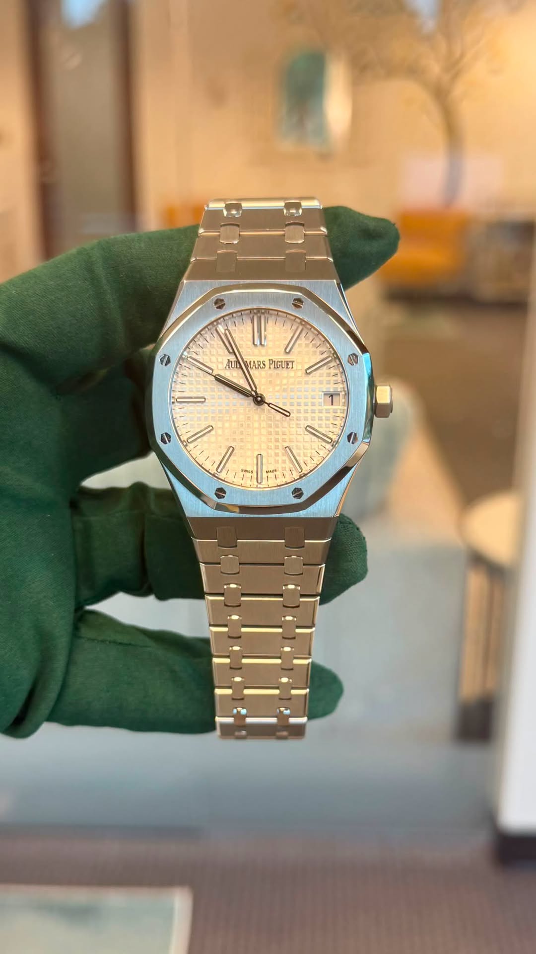 May be an image of wrist watch and text that says '零 の L Aur AUDMIARS MARSPIGUET MARS PIGUET D N I کَا -l'
