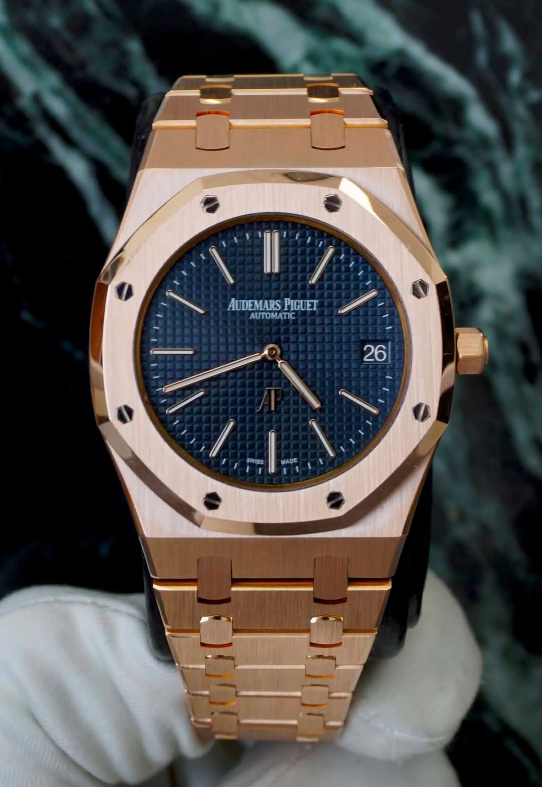 May be an image of wrist watch and text that says 'AUDEMARS PIGUET AUDEMARSPIGUET 2 AUTOMATIC AUTOMATIC 26 I SWISS MADE'