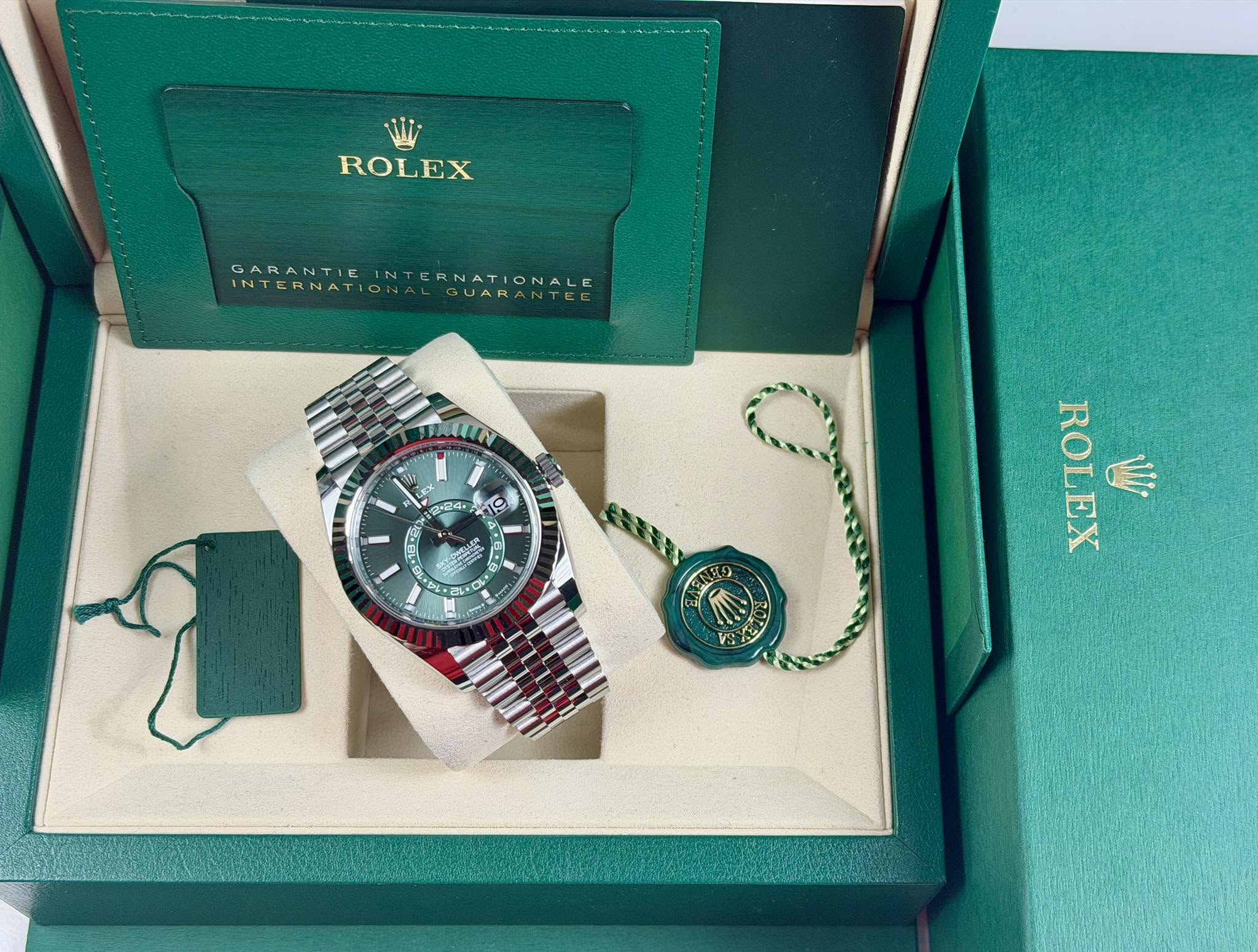 May be an image of wrist watch and text that says 'ROLEX GARANTIE INT INTERNATIONALGUARANTER GUARANTE INTERNATIONA ERNATIONALE GARANTIEINTERNATIONALE ERNA 19 T A 2-84 A T 1 ® αυ…