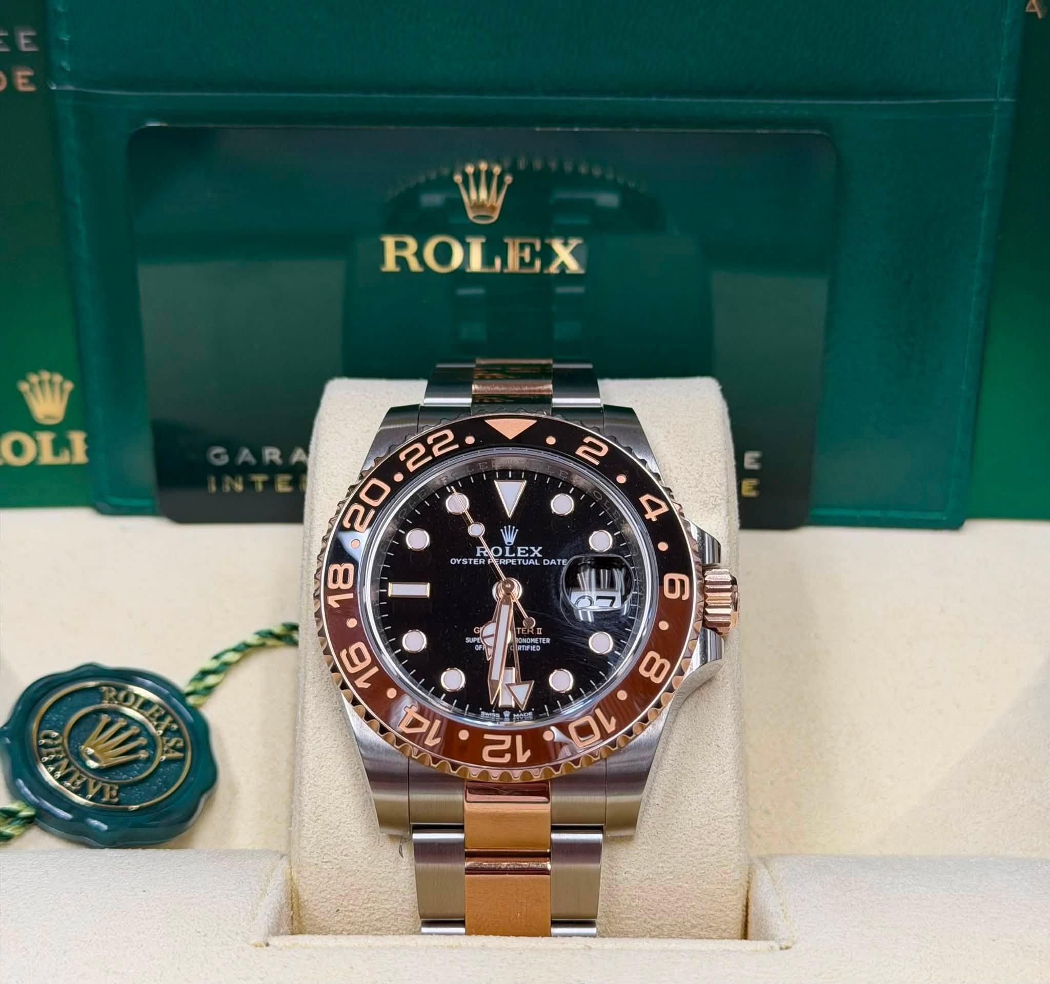 May be an image of wrist watch and text that says 'ROLEX OLI E 2 4 LEX E WLI בח T HONETER CU 18 OYST በ'