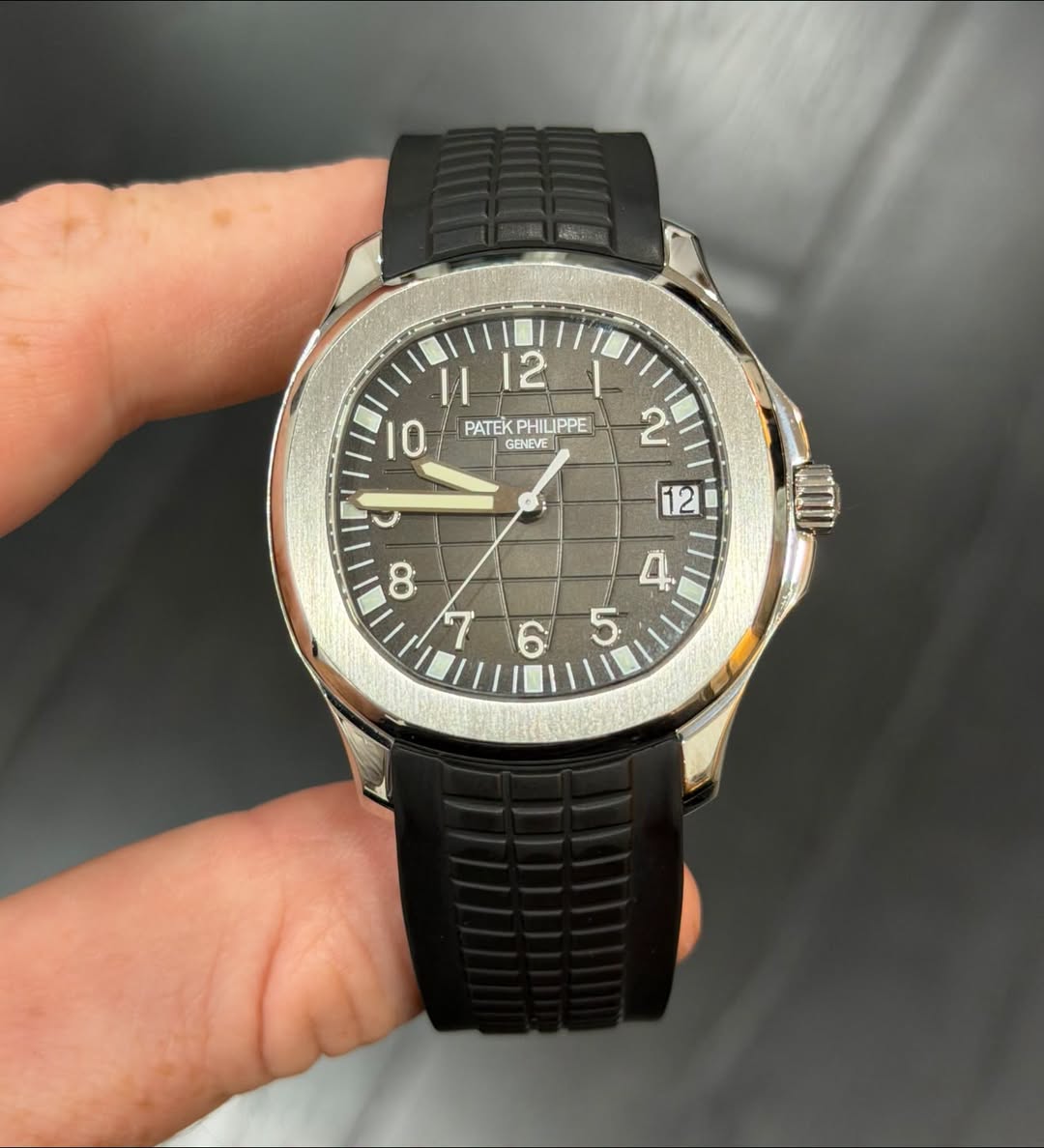 May be an image of wrist watch and text that says '1112 И 12 10 DATEK PAT PATEK PATEKPHILIPPE PHILIPPE GENEVE 2 12 目 Op ඒ ٧ 765 6 S'